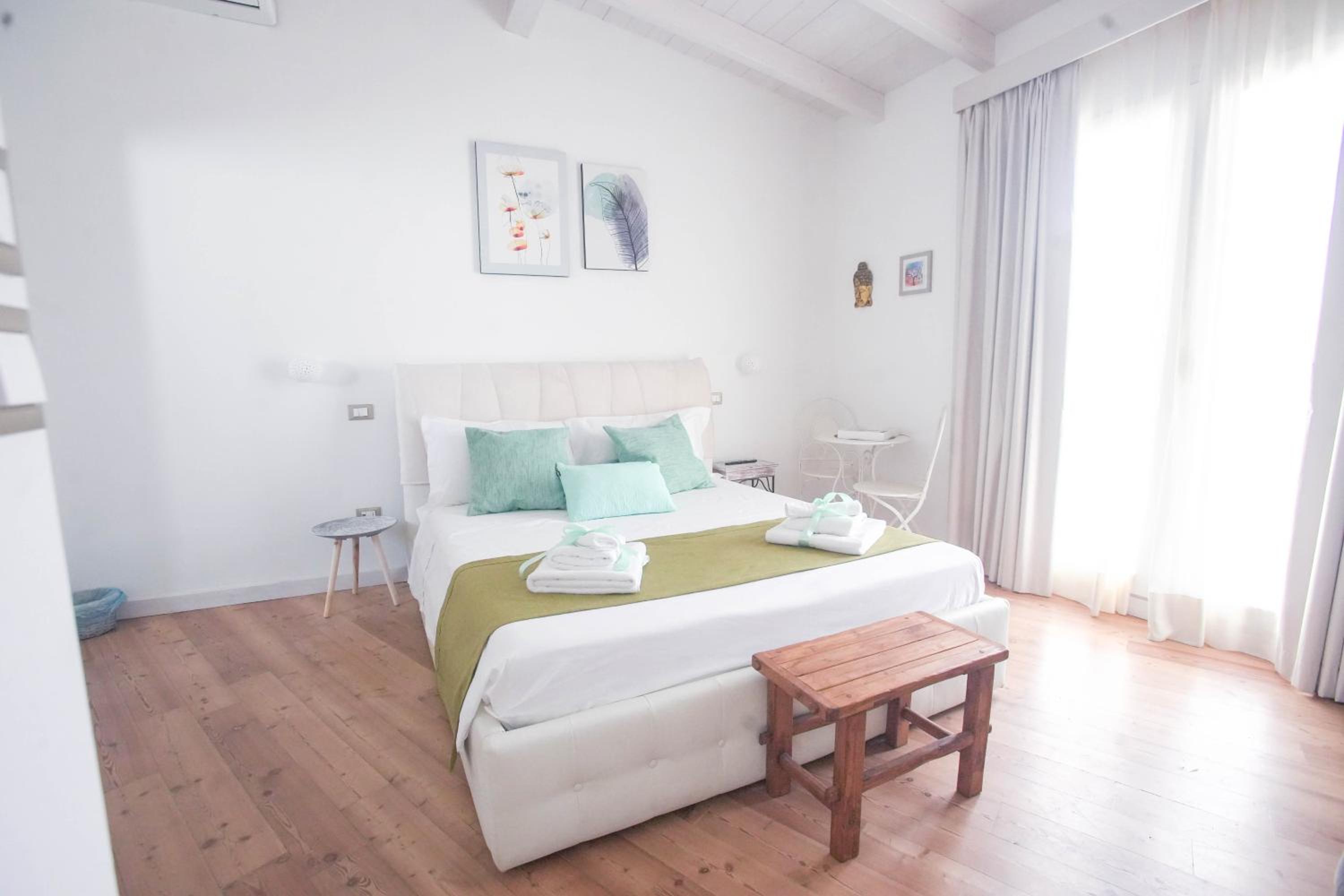 Deluxe Double Room (2 Adults + 1 Child) photo 3