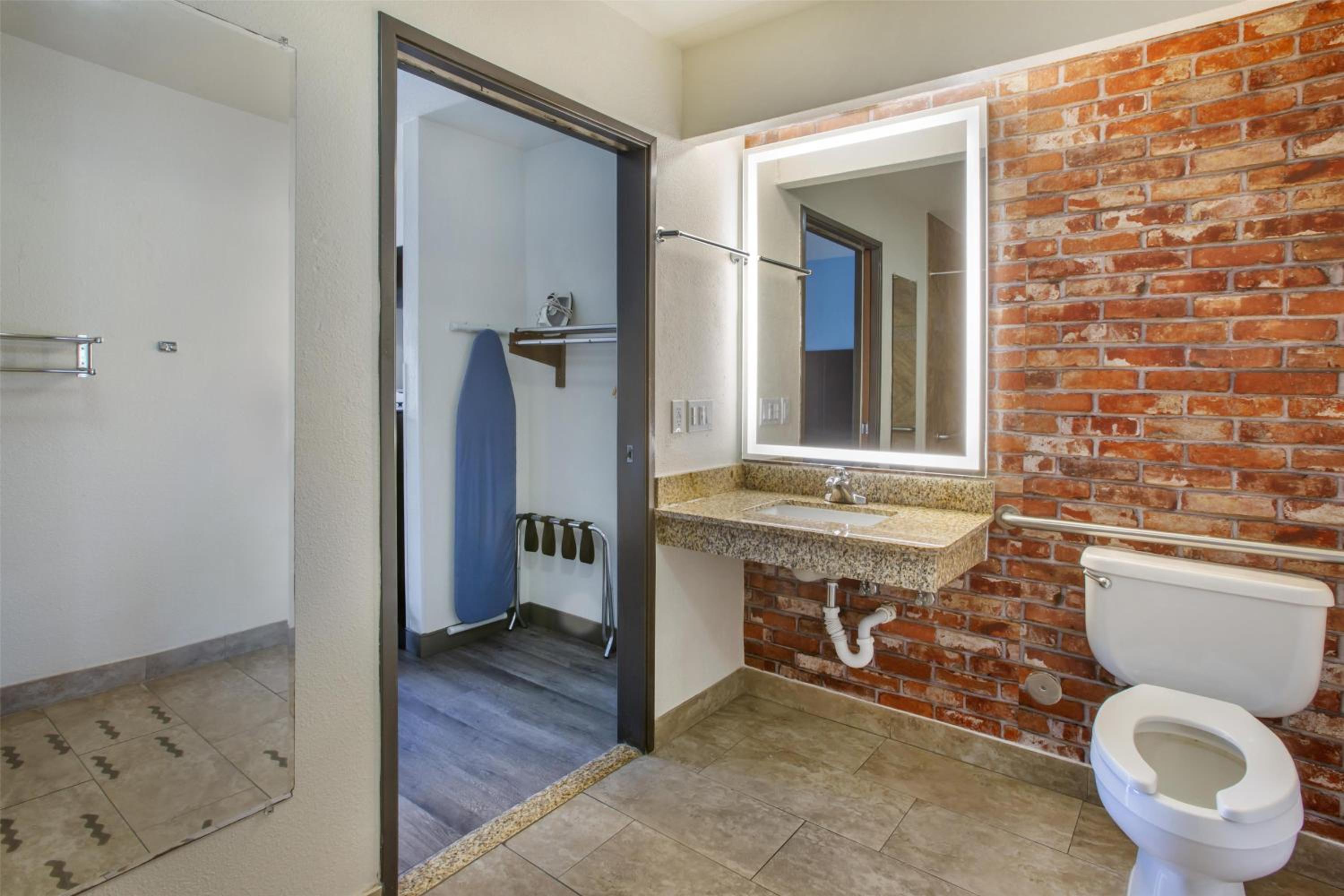 King Room with Roll-In Shower - Disability Access photo 3