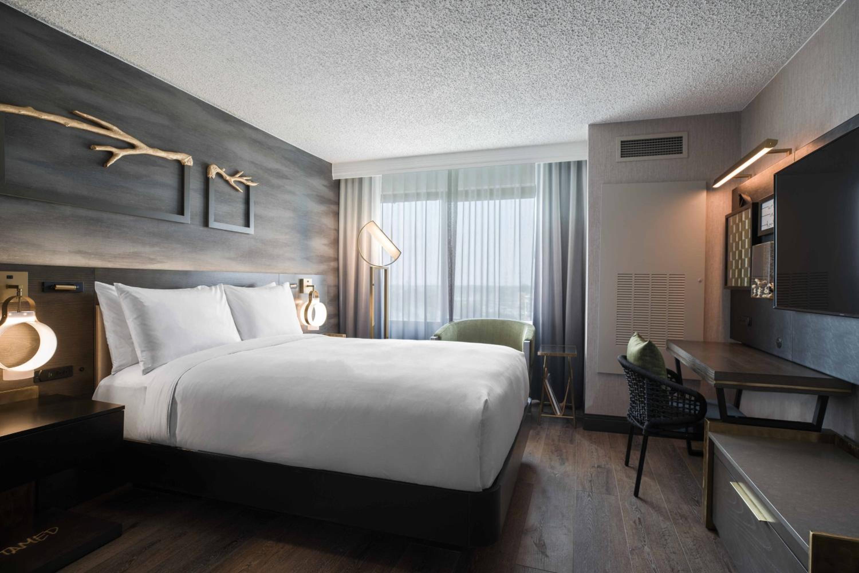 Queen Room with Roll-in Shower - Mobility Accessible