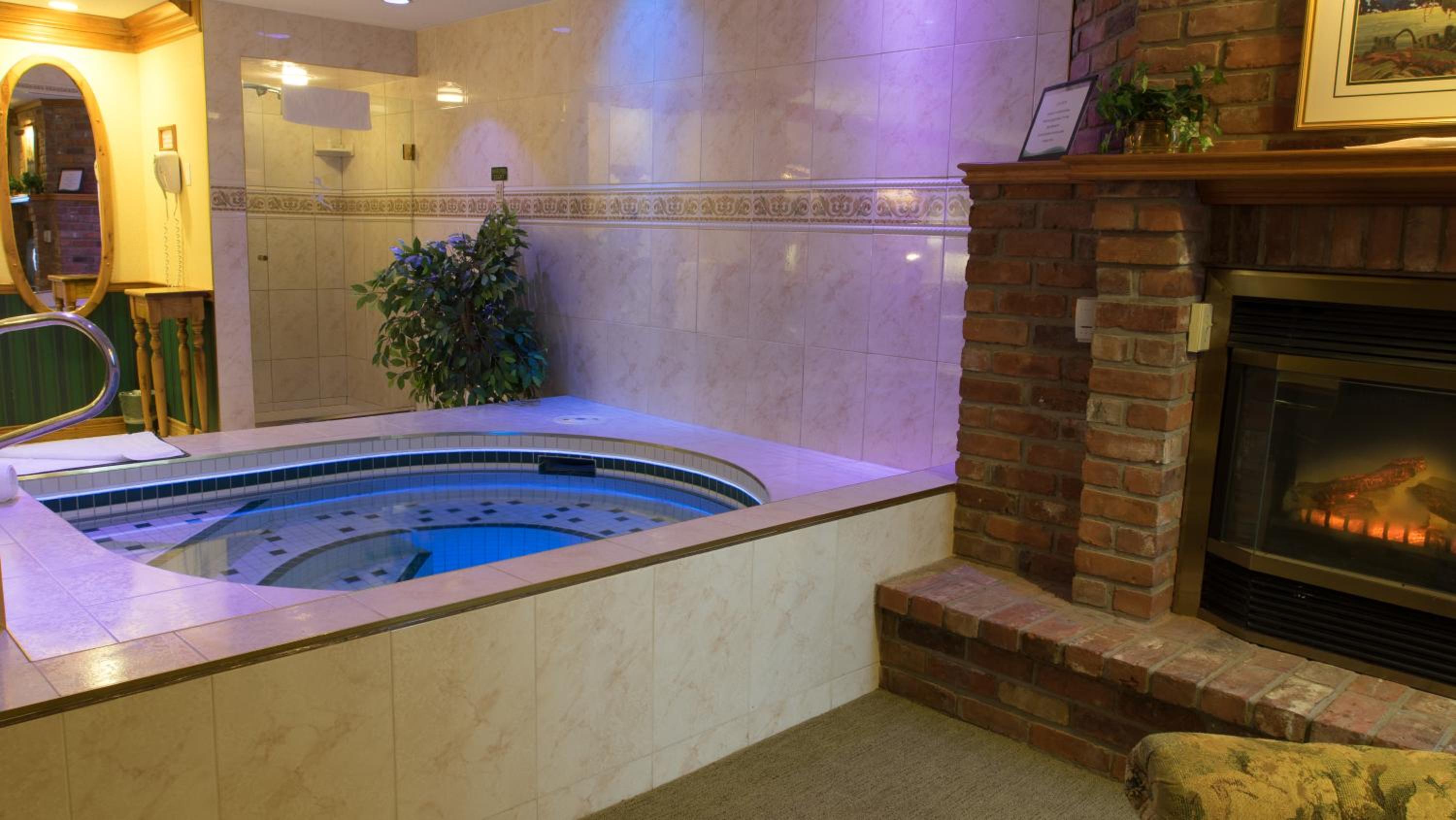 Northern Light Queen Suite with Spa Bath and Fireplace - Non-Smoking photo 2