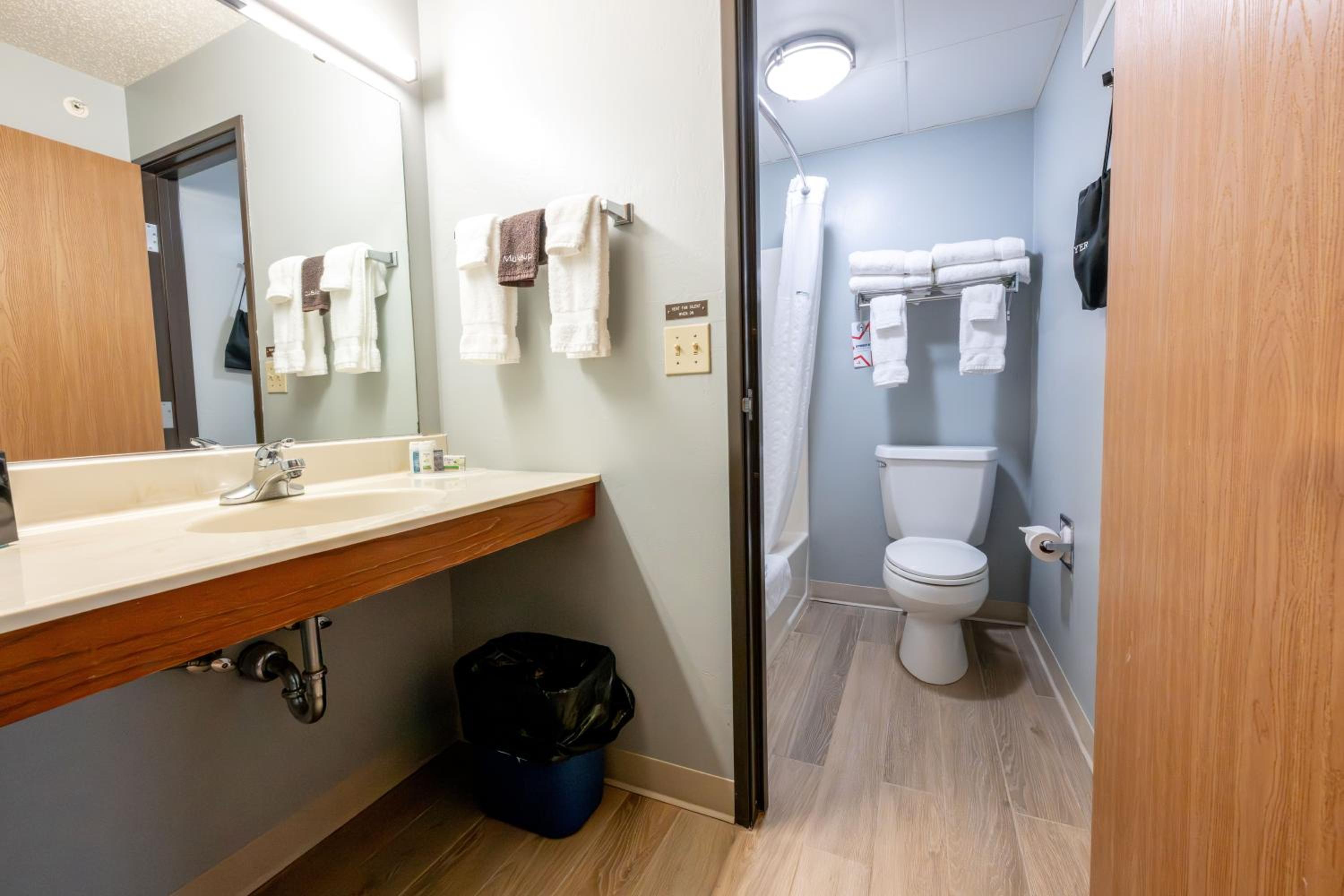 King Suite - Non-Smoking photo 1