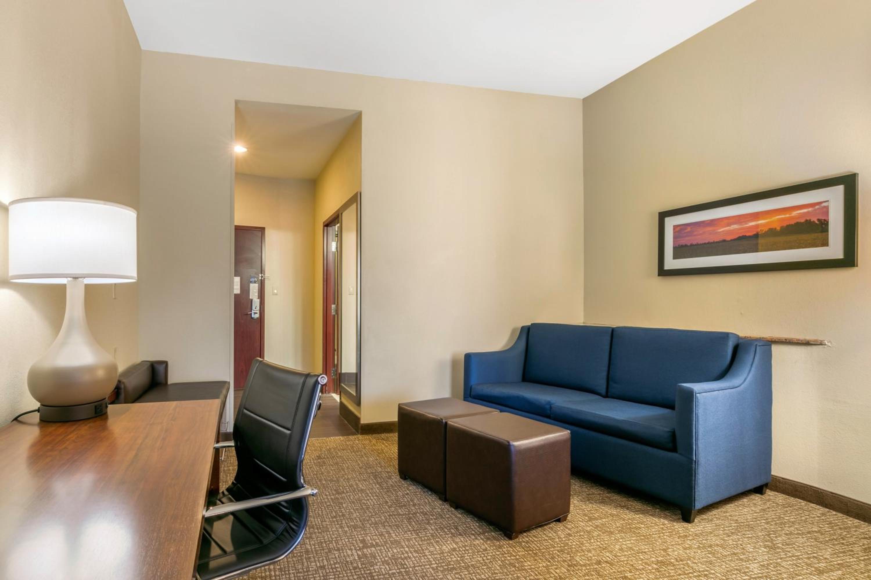 One Room Suite with Two Queen Beds and Sofa bed - Non Smoking photo 3