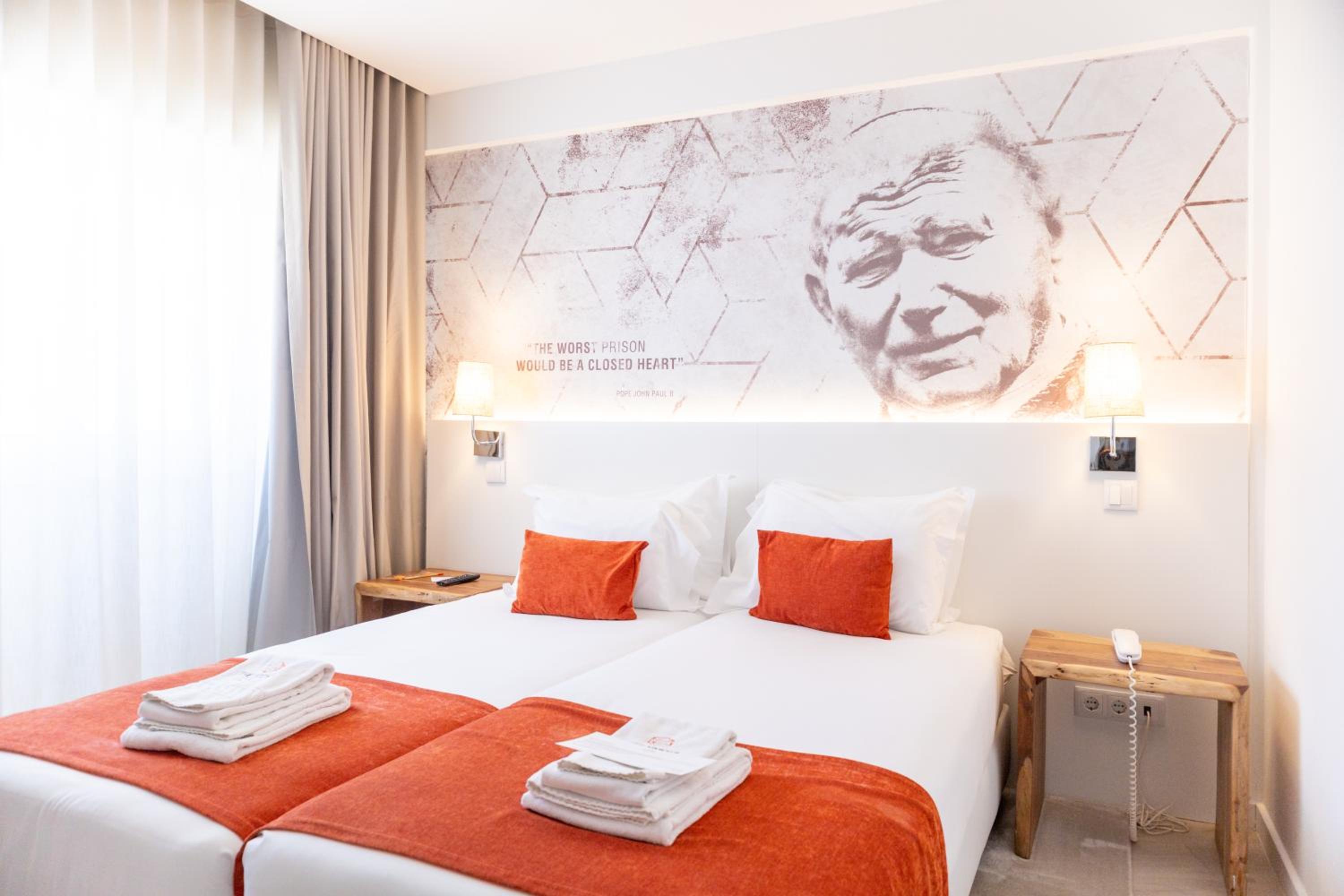 Standard Twin Room - Photo 15