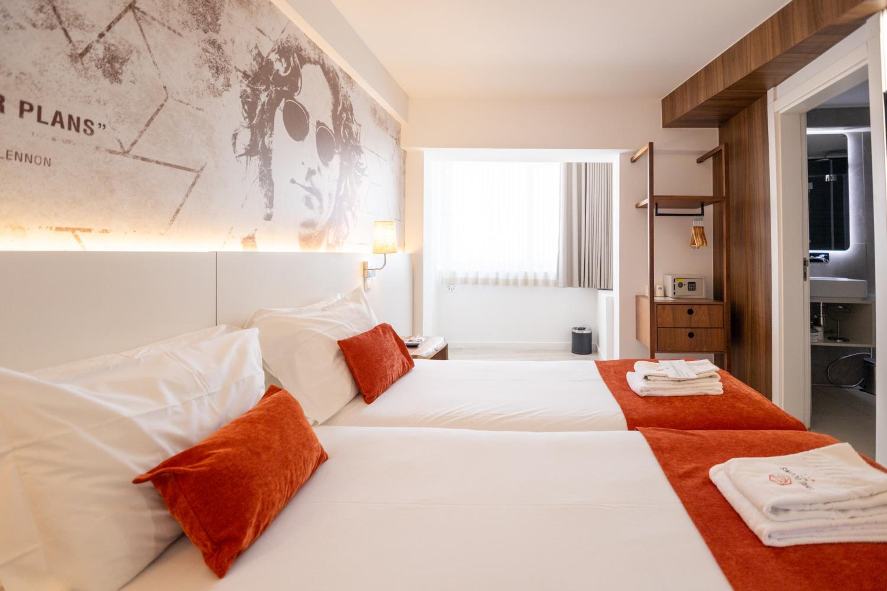 Standard Twin Room - Photo 9