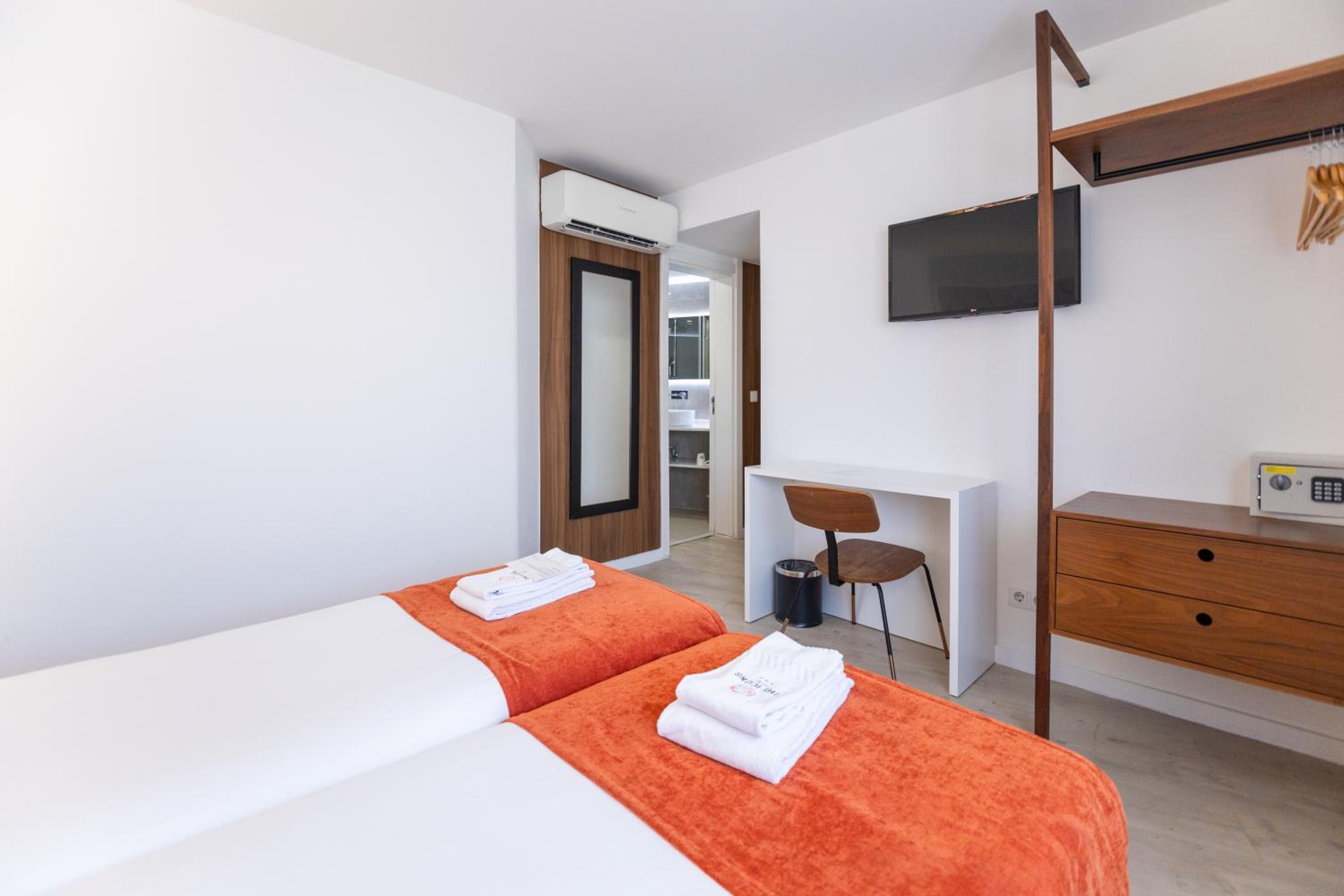 Standard Twin Room - Photo 8