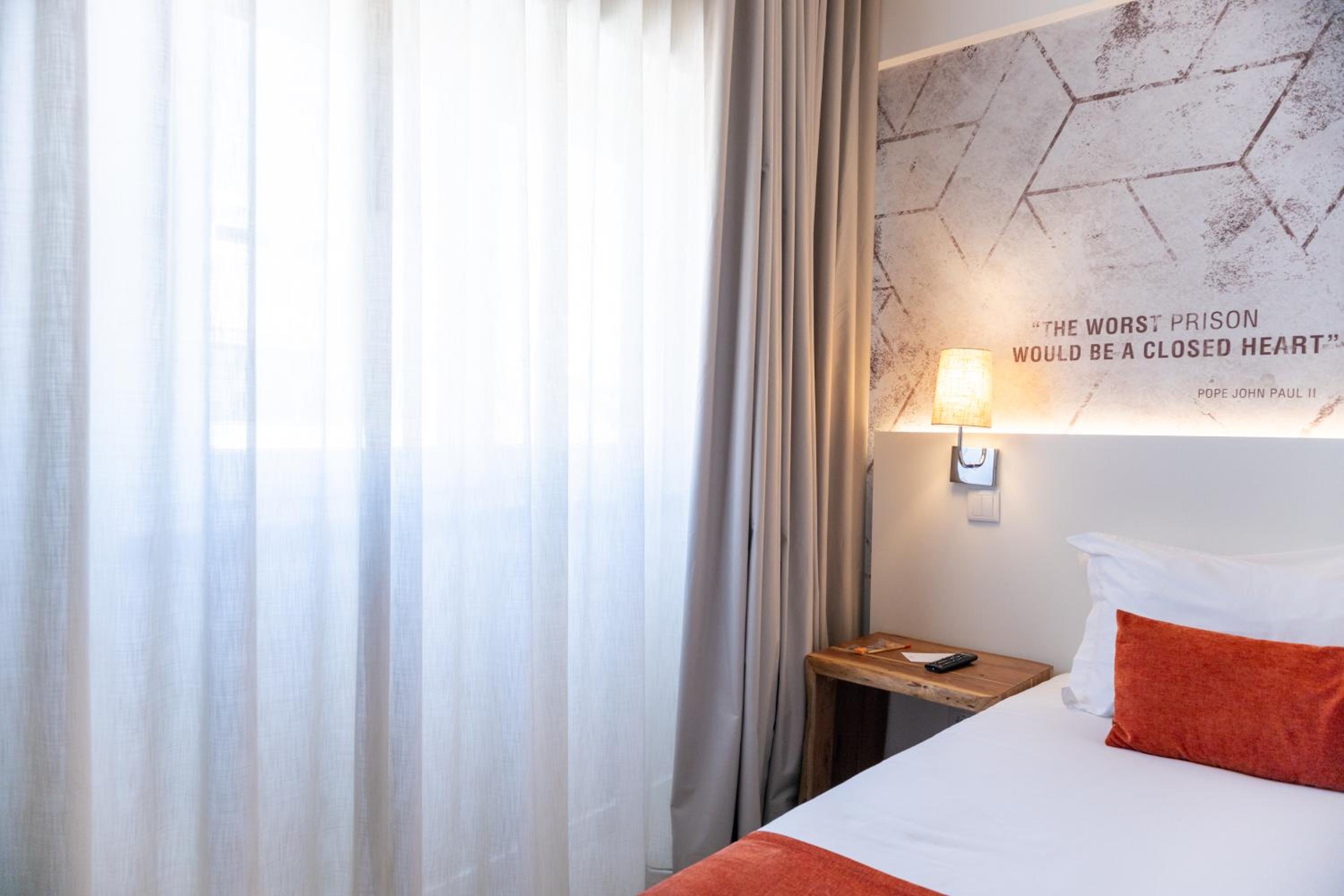 Standard Twin Room - Photo 13