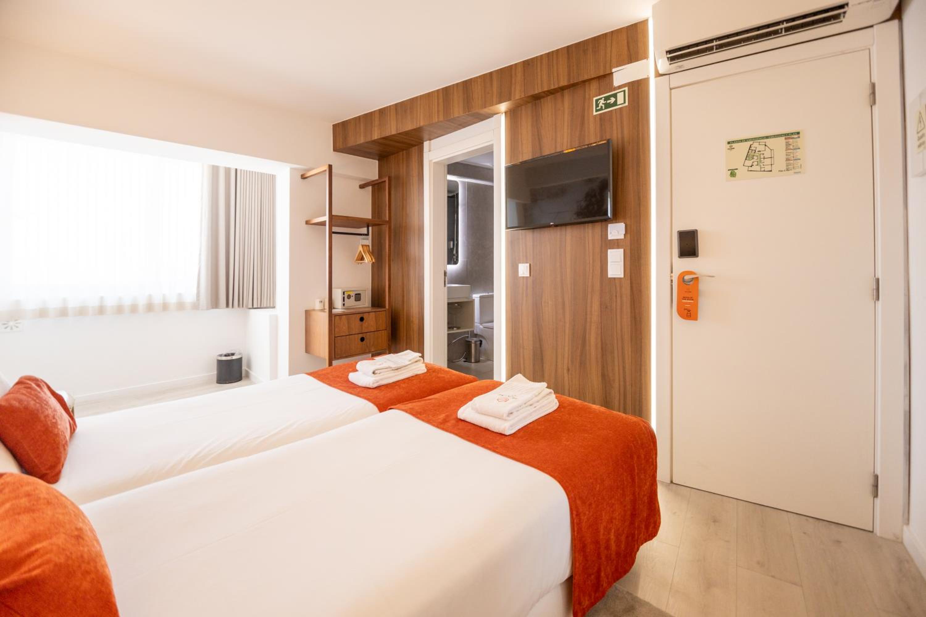 Standard Twin Room - Photo 7