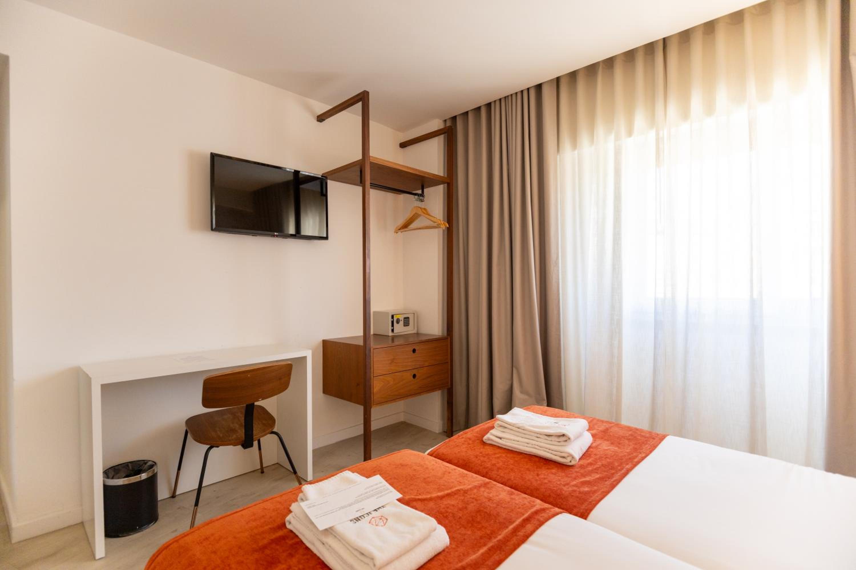 Standard Twin Room - Photo 5