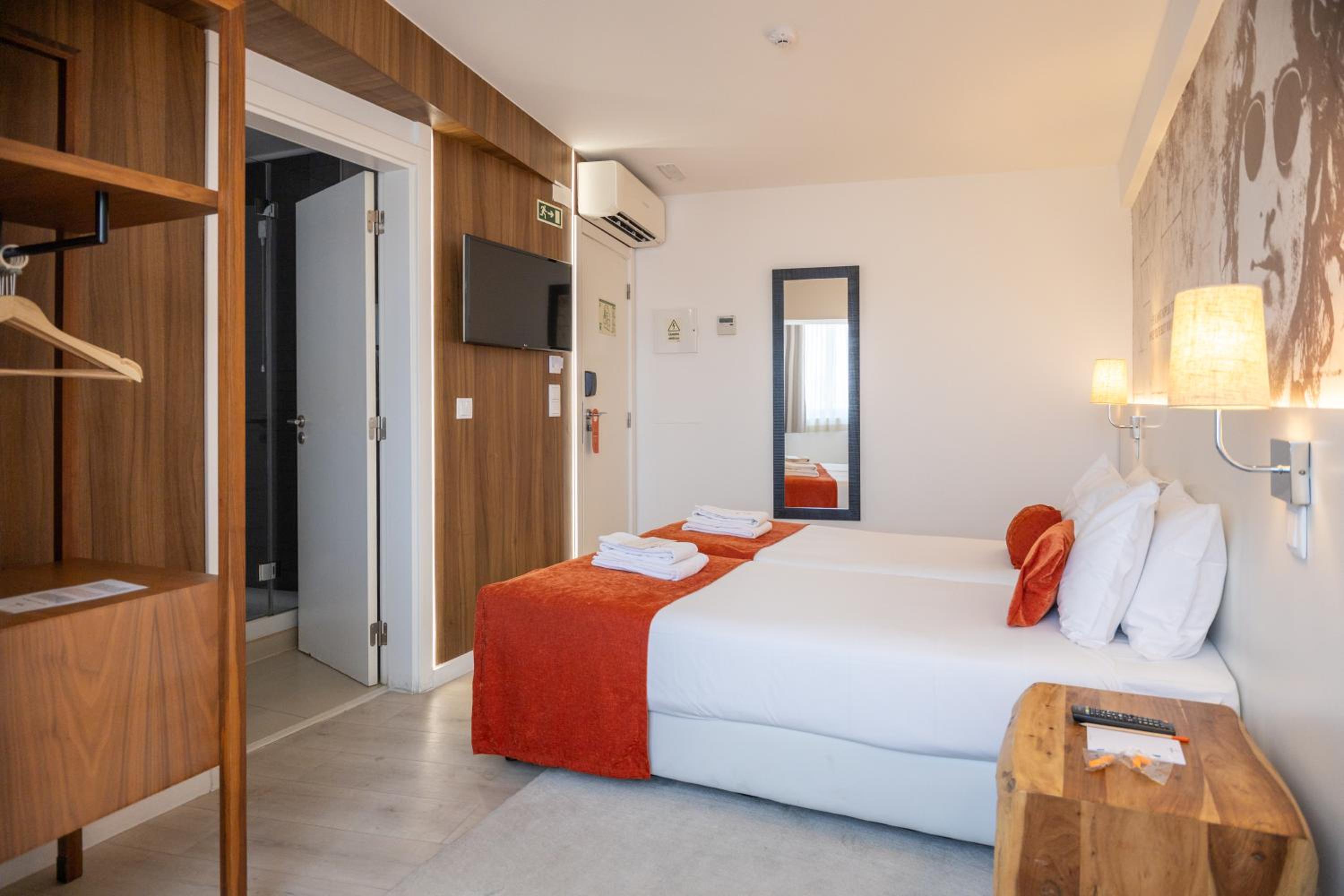 Standard Twin Room - Photo 6