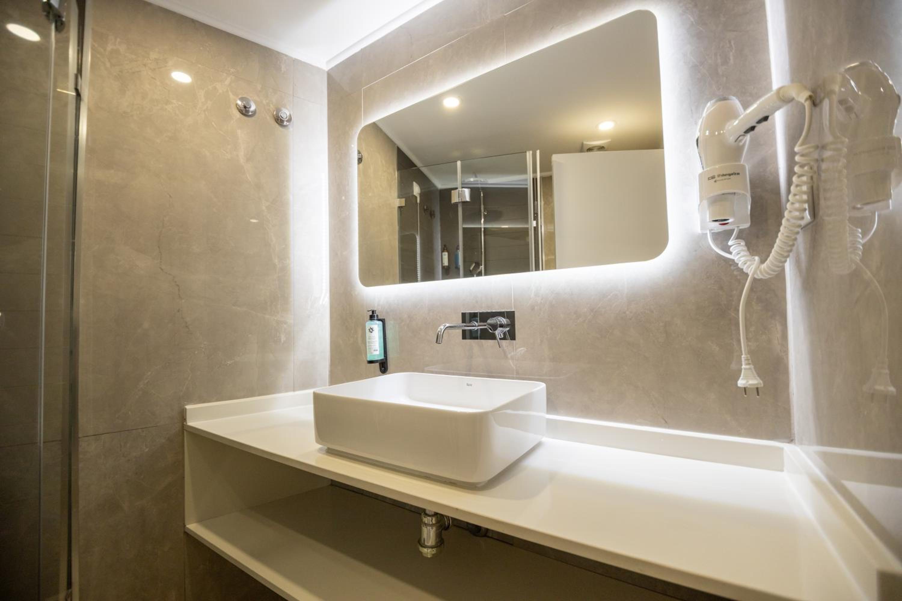 Standard Twin Room - Photo 4
