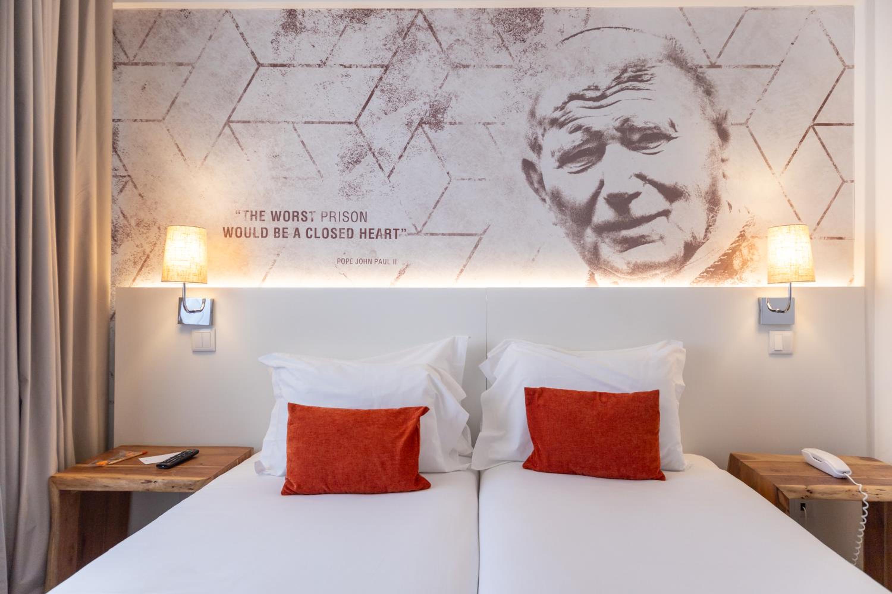 Standard Twin Room - Photo 3