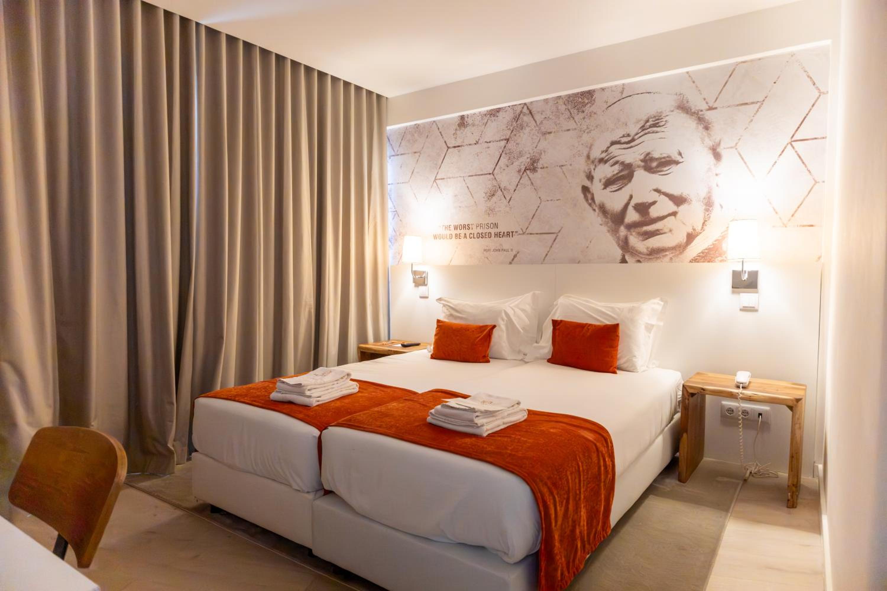 Standard Twin Room - Photo 12