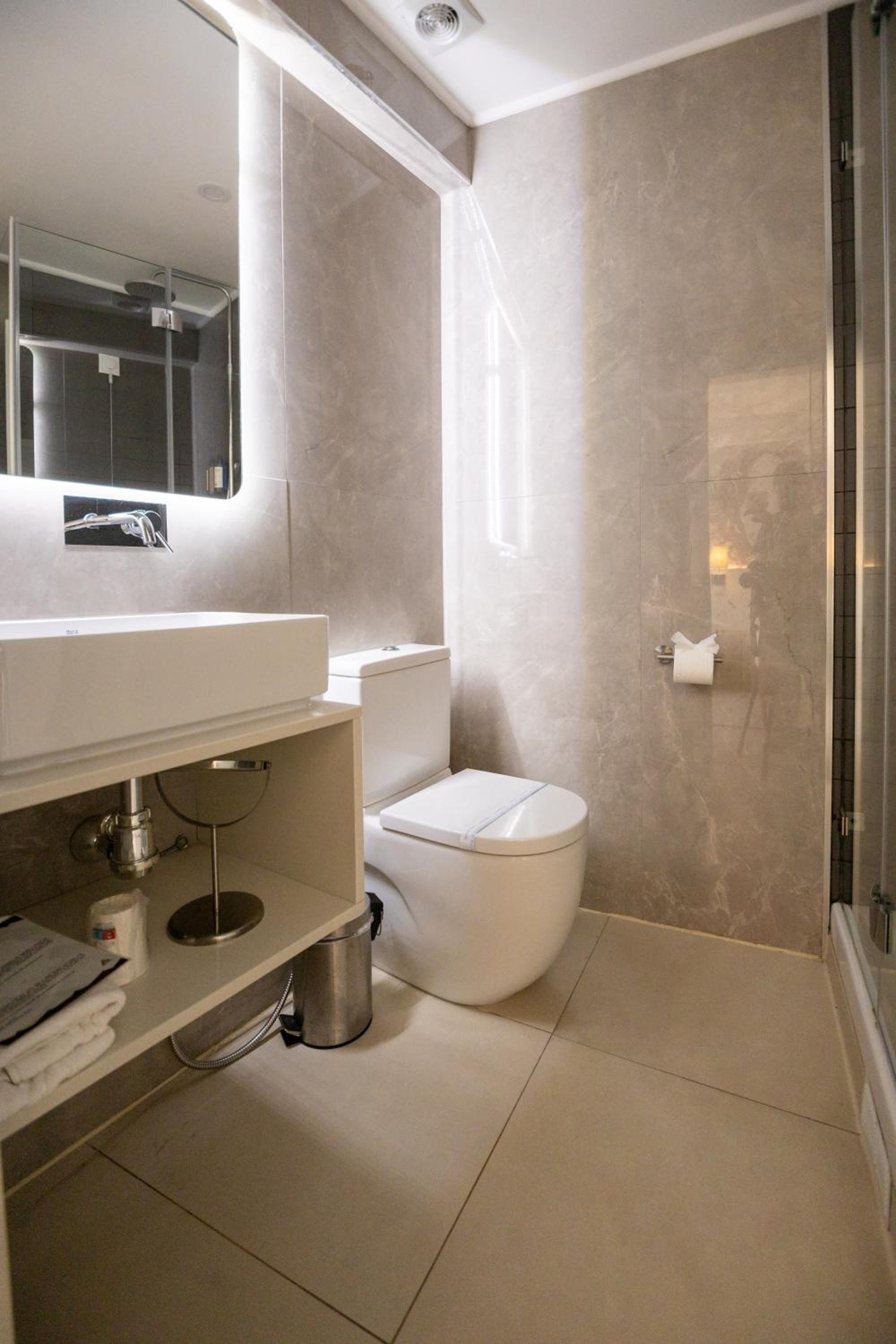 Standard Twin Room - Photo 11