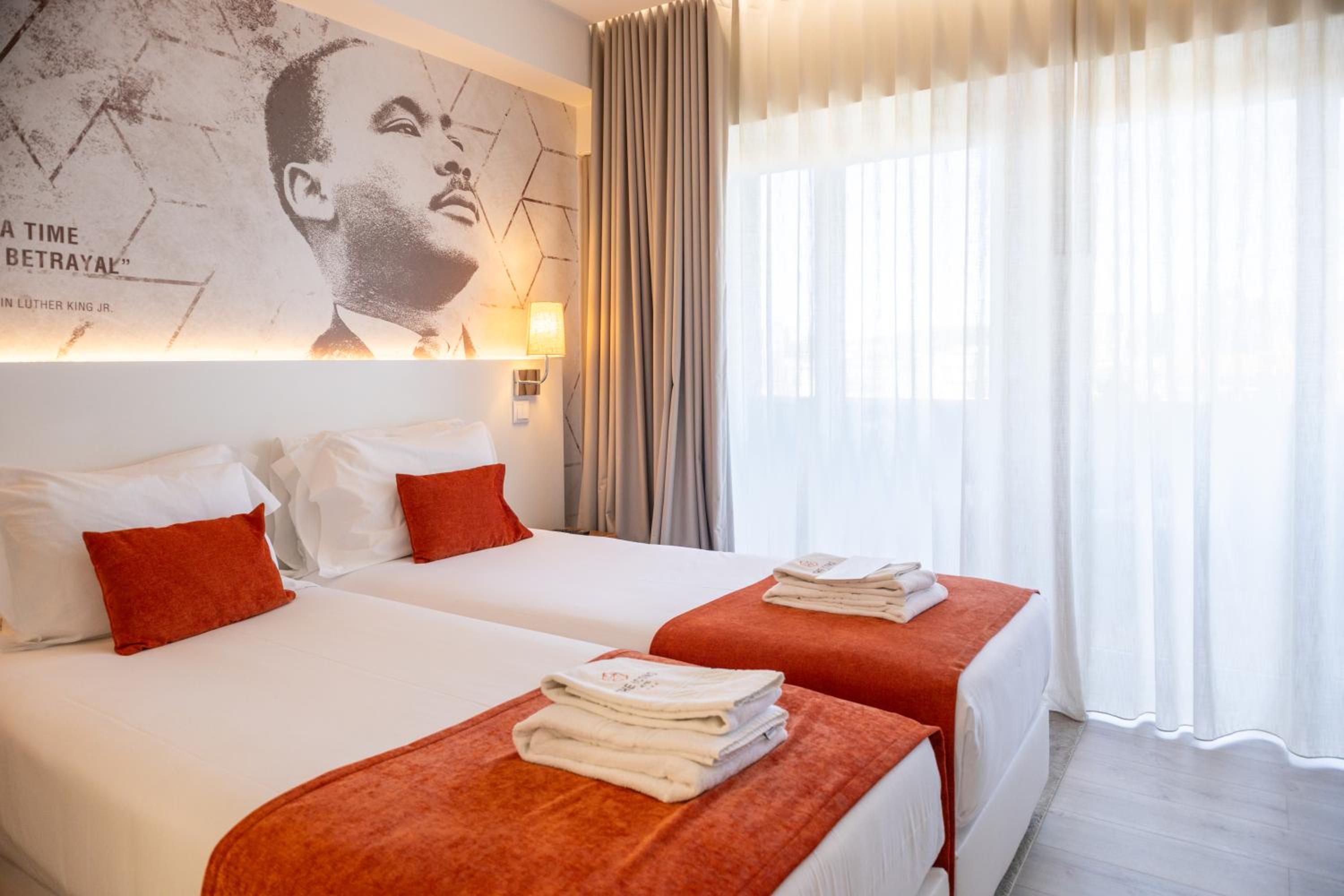 Twin Room with Balcony - Photo 8