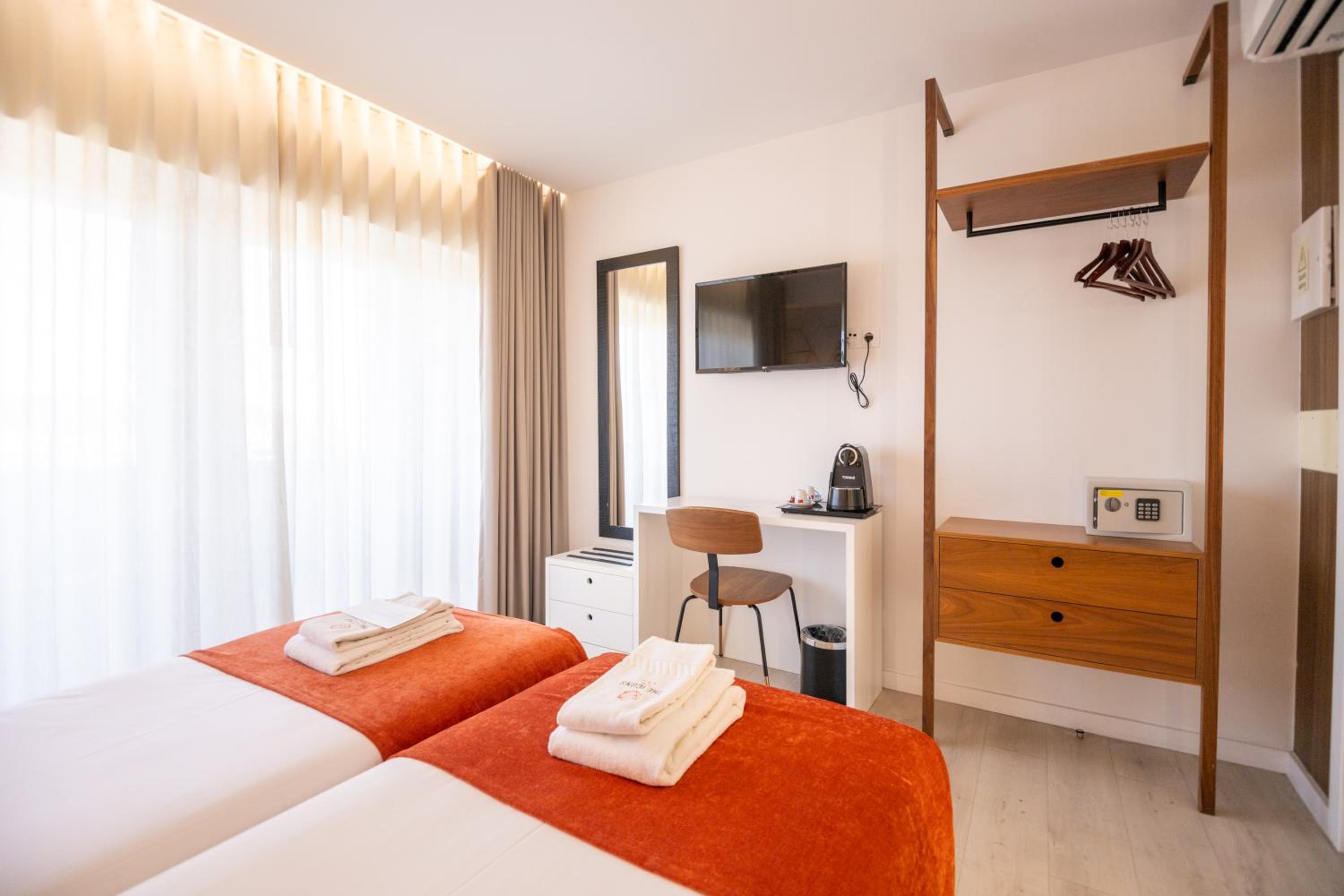 Twin Room with Balcony - Photo 9