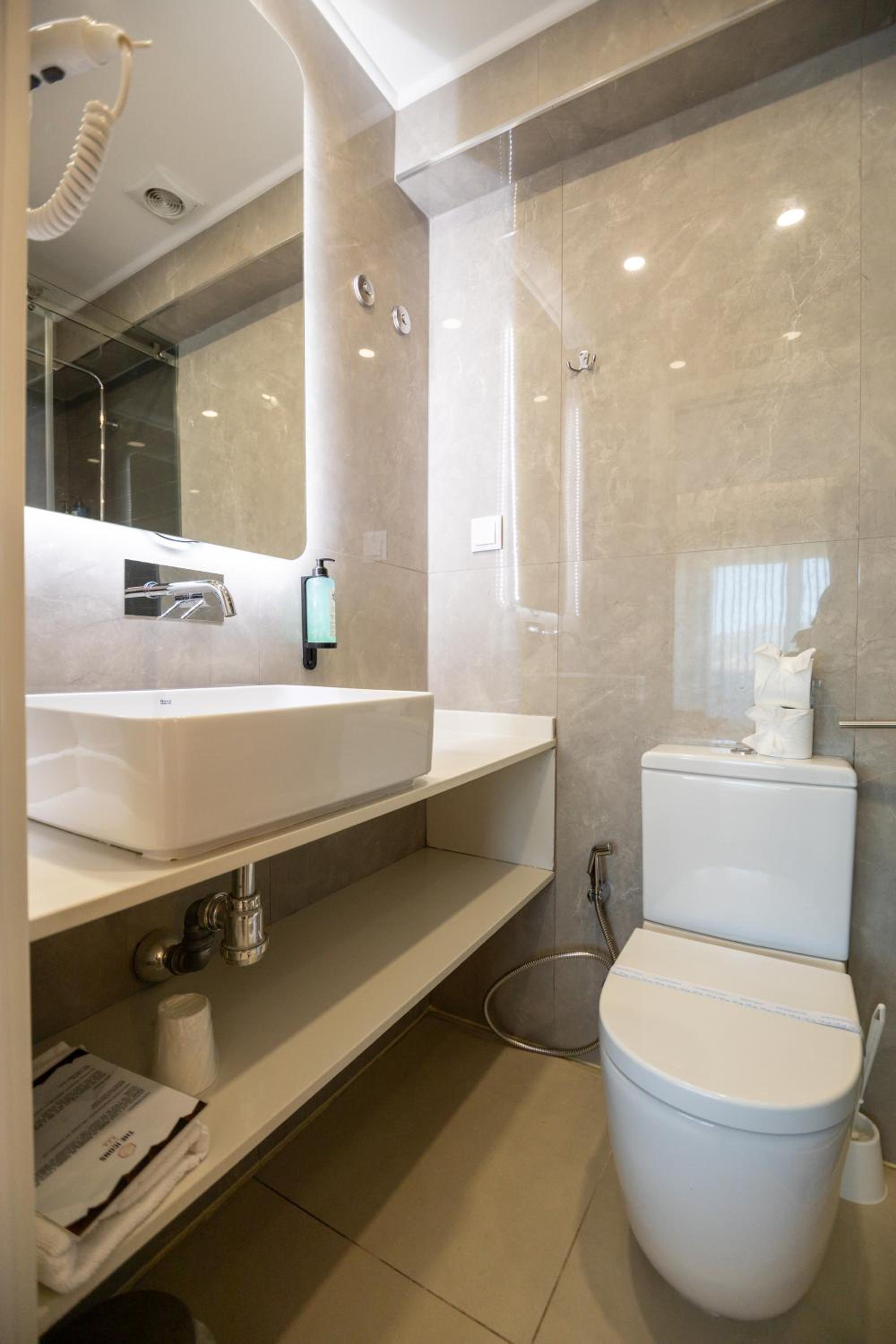 Twin Room with Balcony - Photo 7