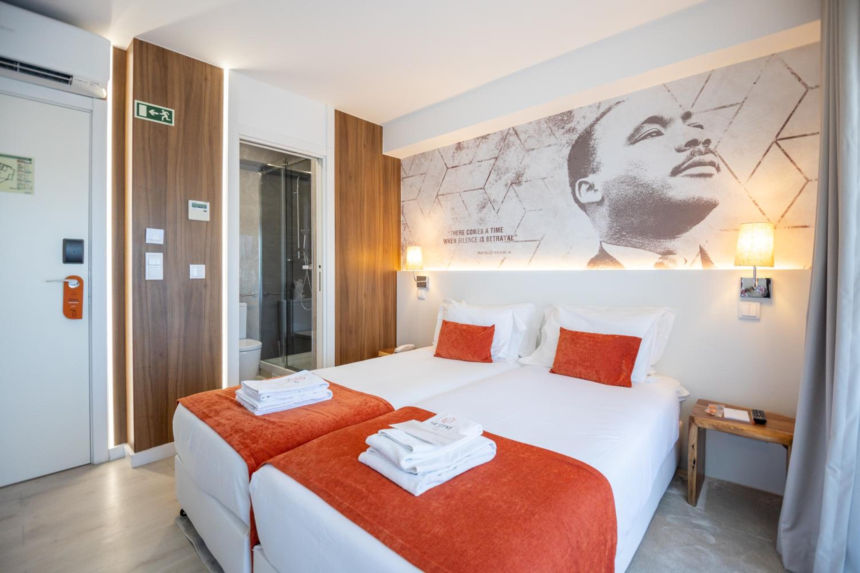 Twin Room with Balcony - Photo 6