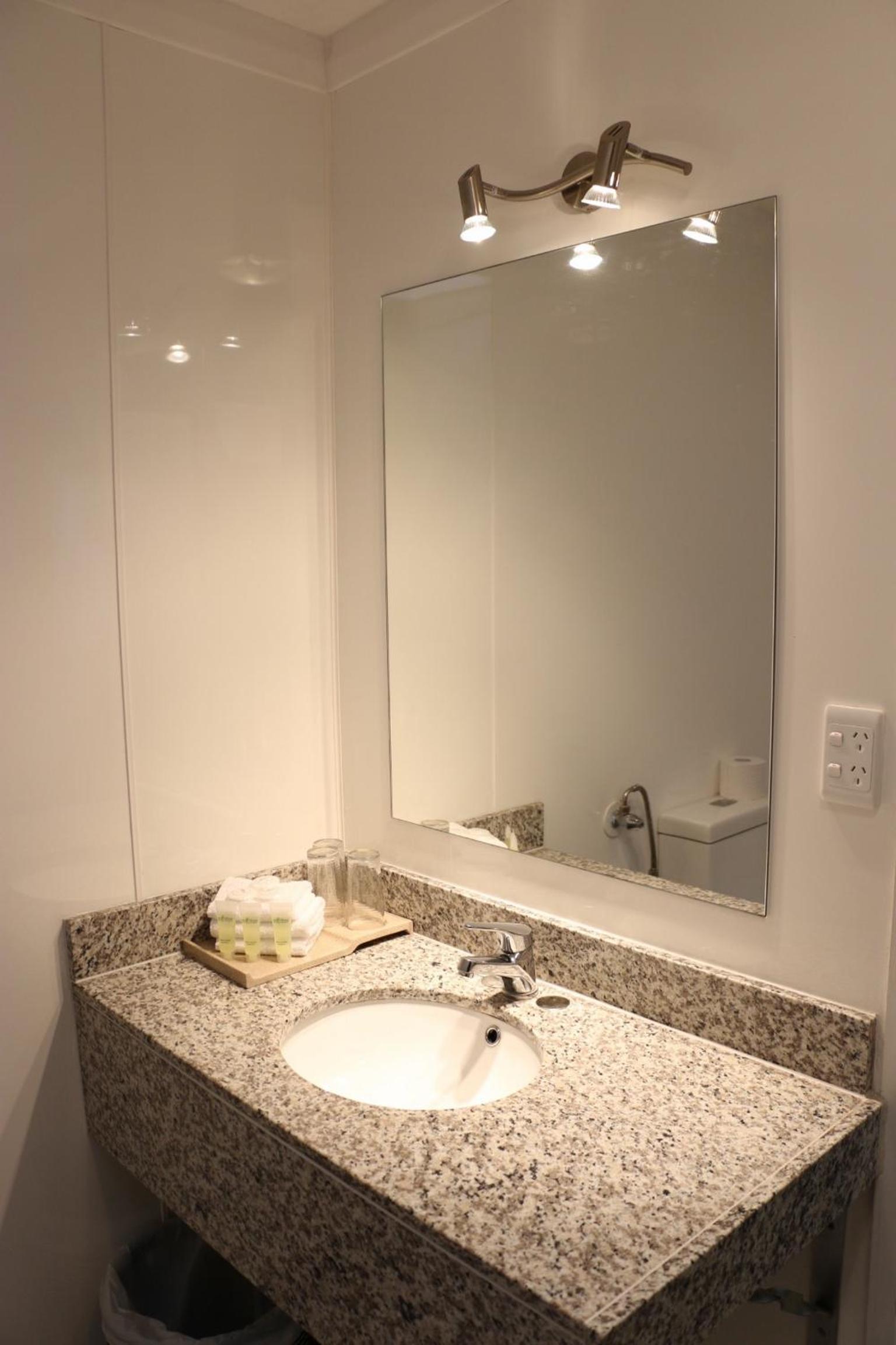 Deluxe King Room - Photo 3