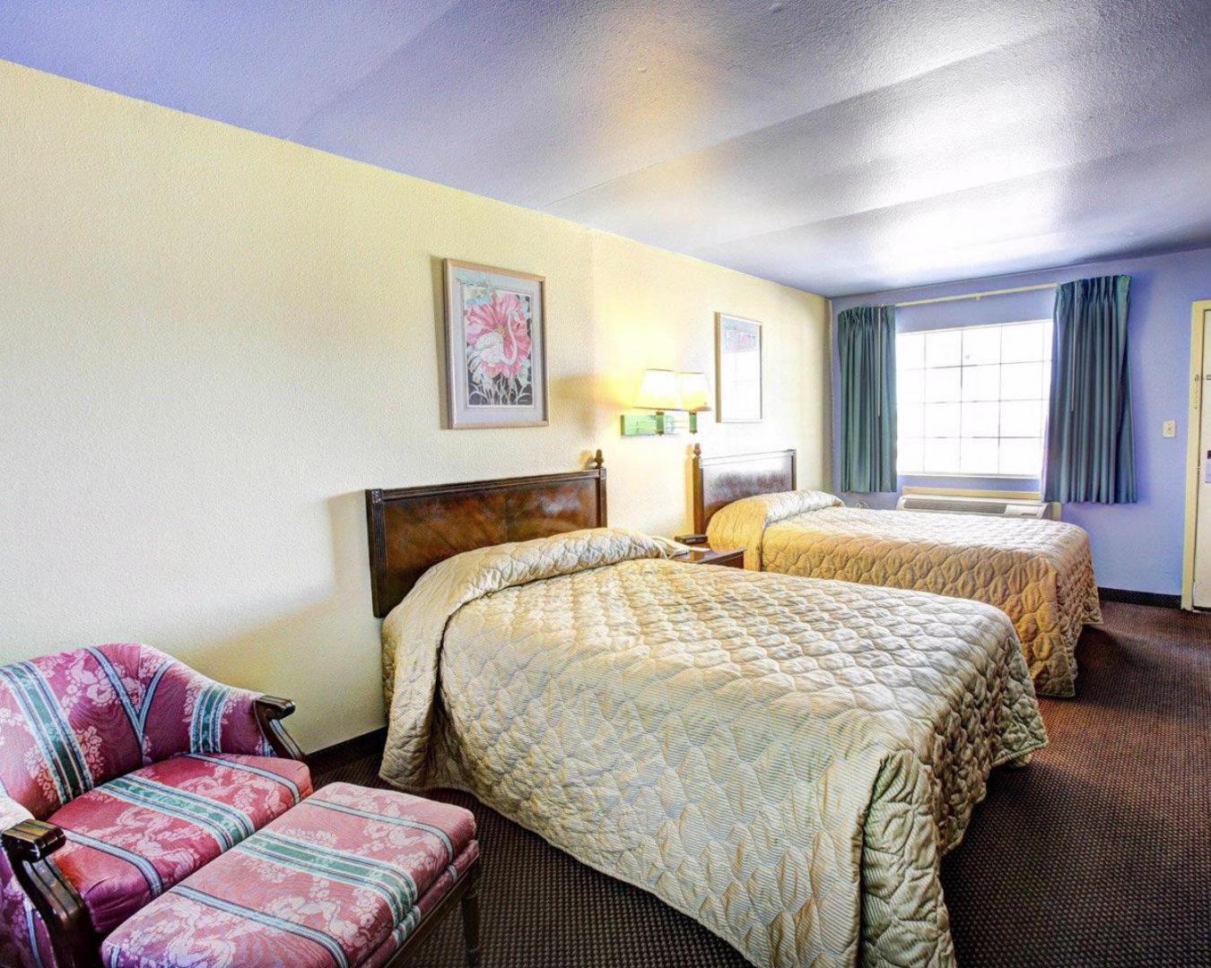 Double Room with Two Double Beds - Smoking - Photo 3