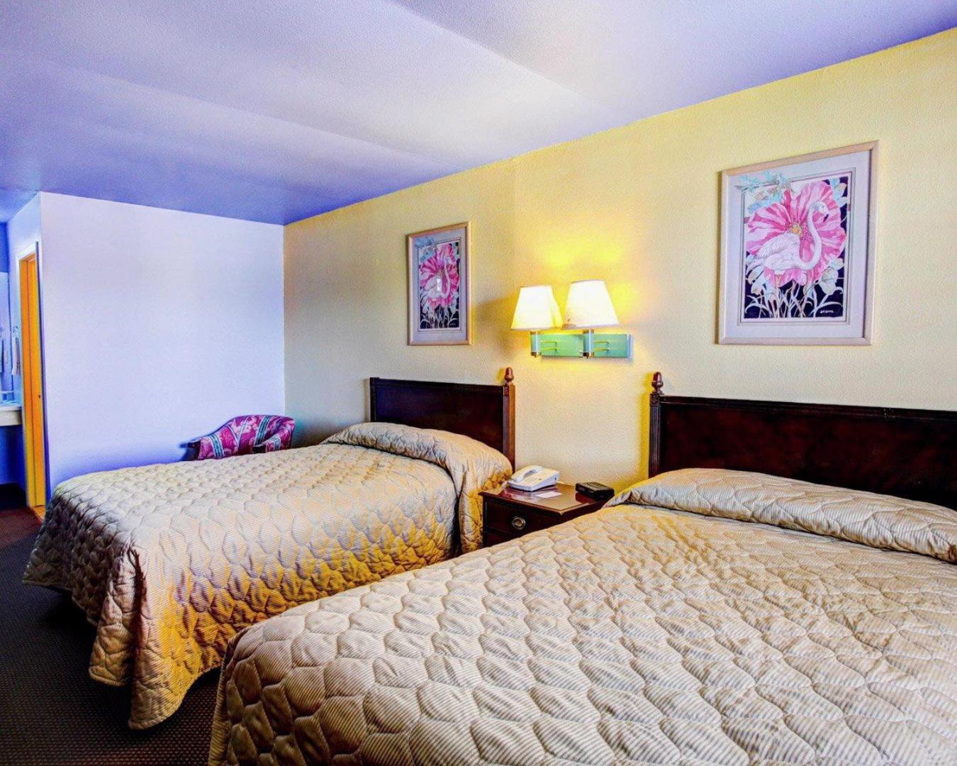 Double Room with Two Double Beds - Smoking - Photo 1