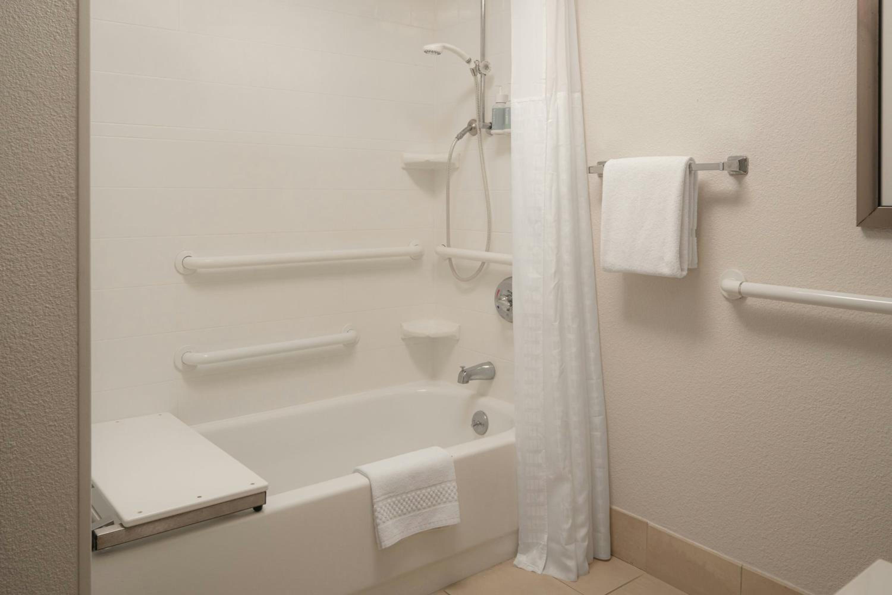 Double Room with Two Double Beds and Adapted Tub - Mobility and Hearing Accessible photo 3
