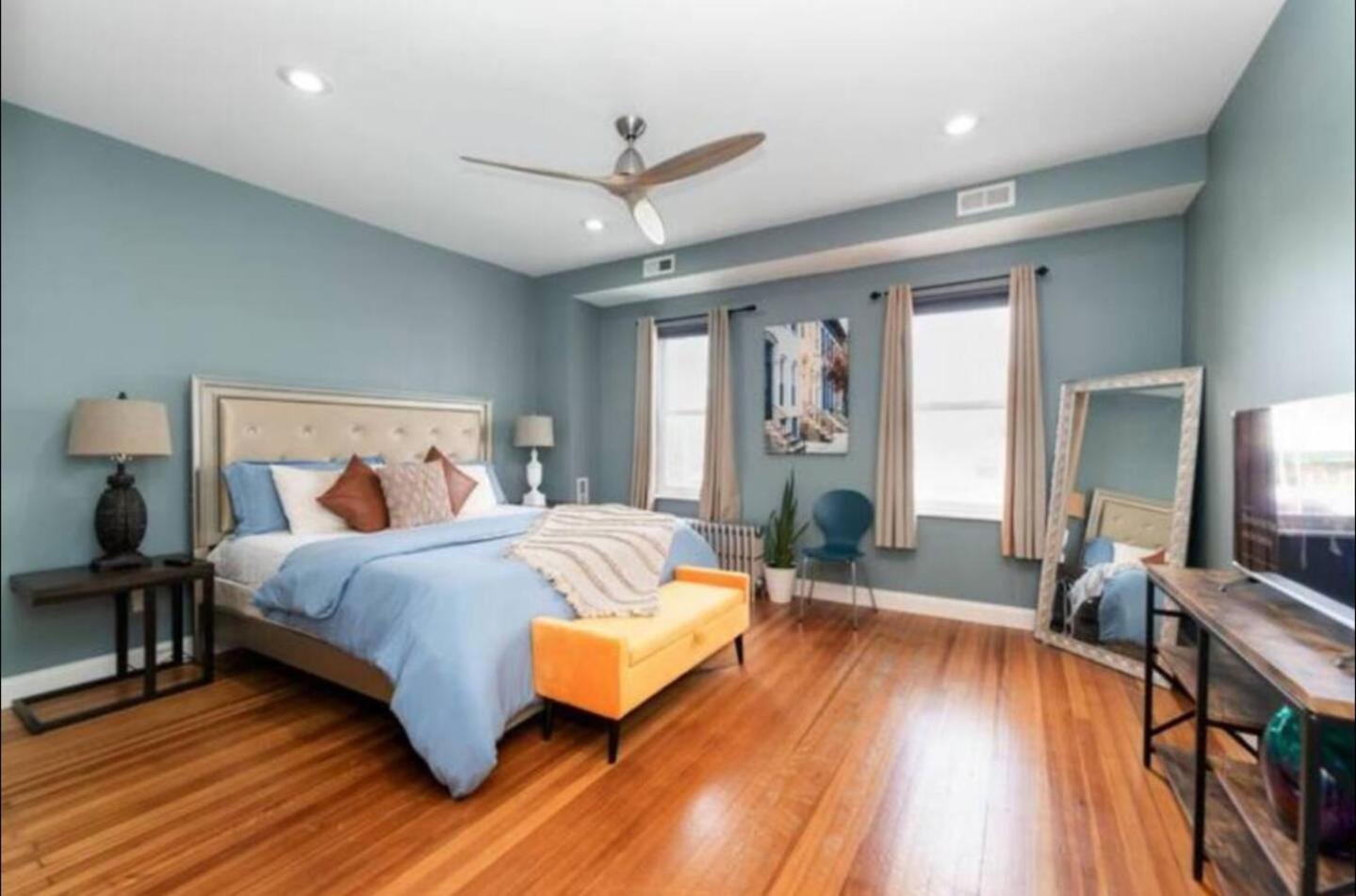 Five-Bedroom House photo 1