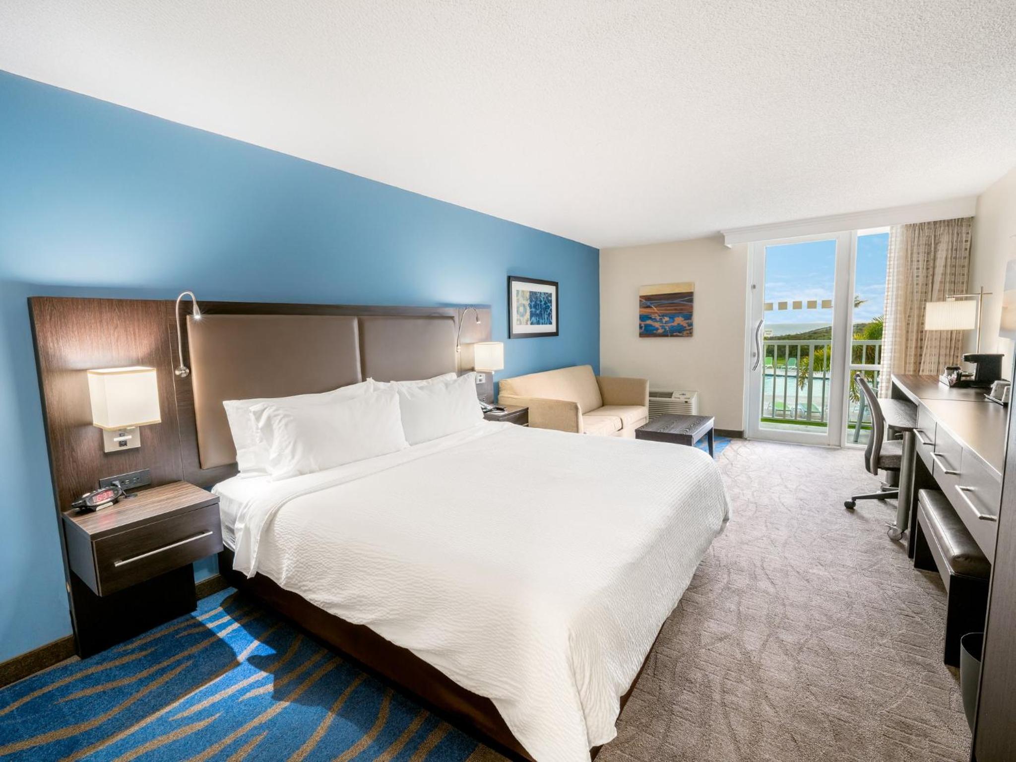 Standard King Room with Pool View - Photo 3