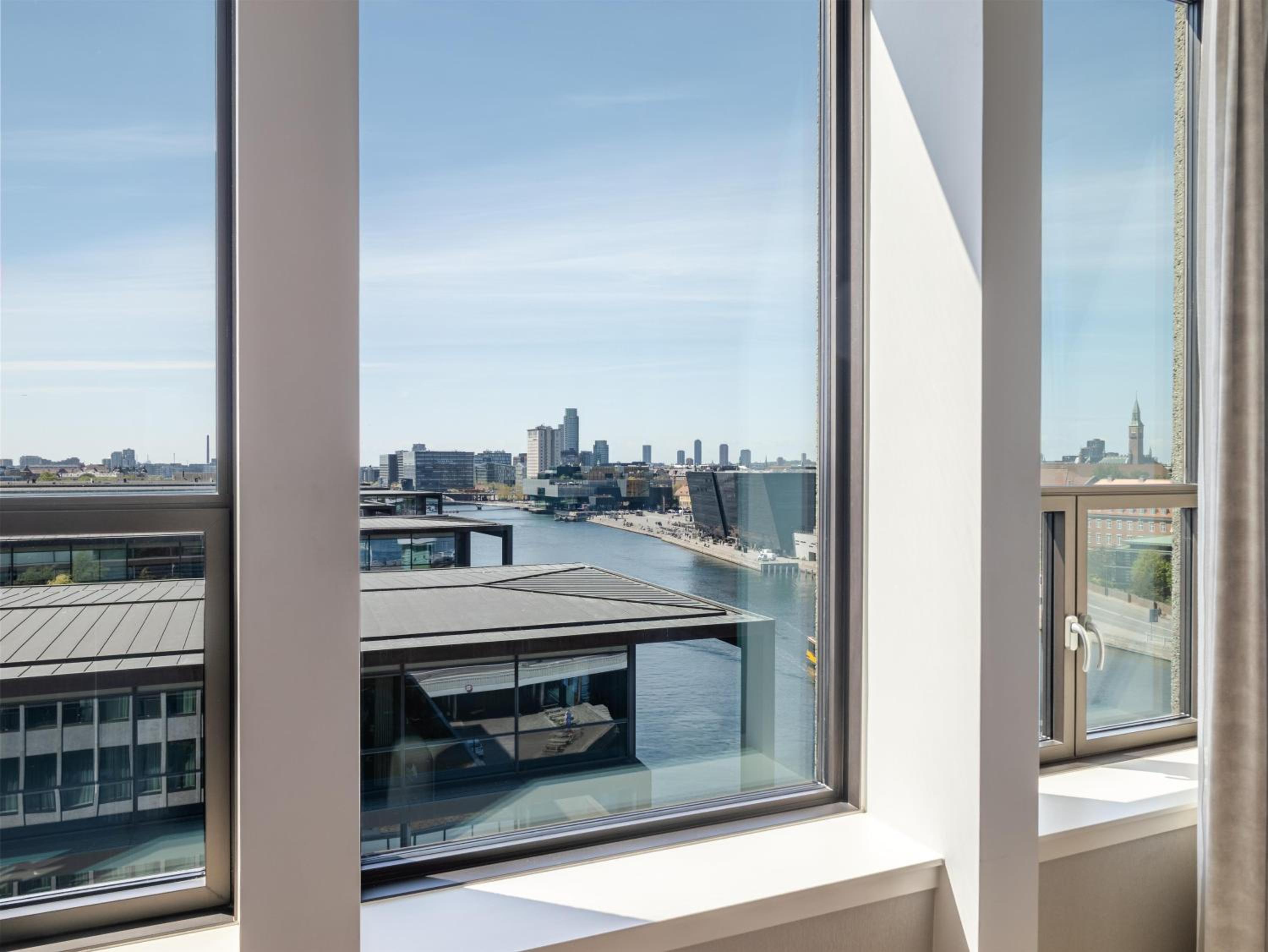 Junior Waterfront Suite with View photo 3