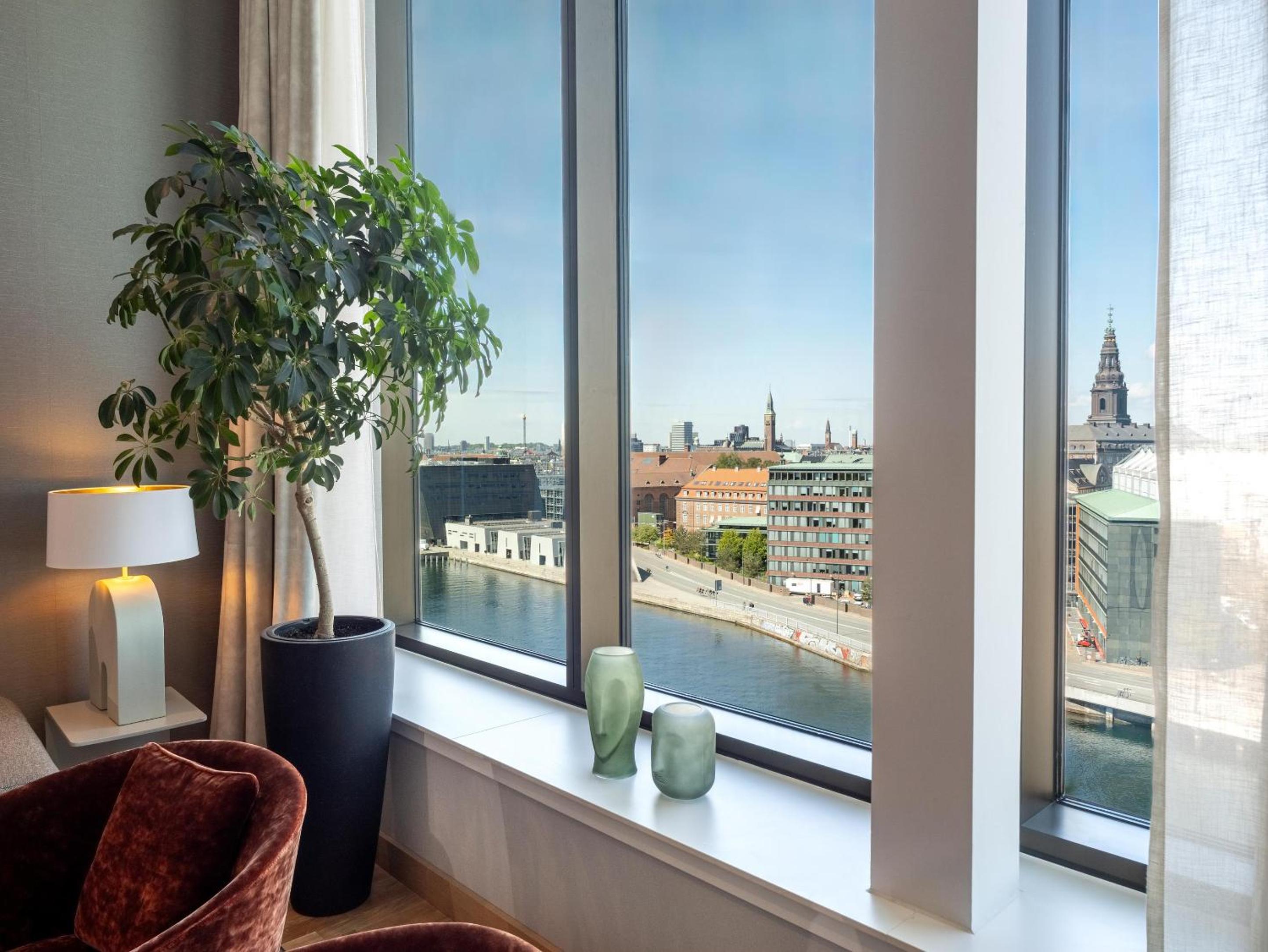 Waterfront Suite thumbnail 5