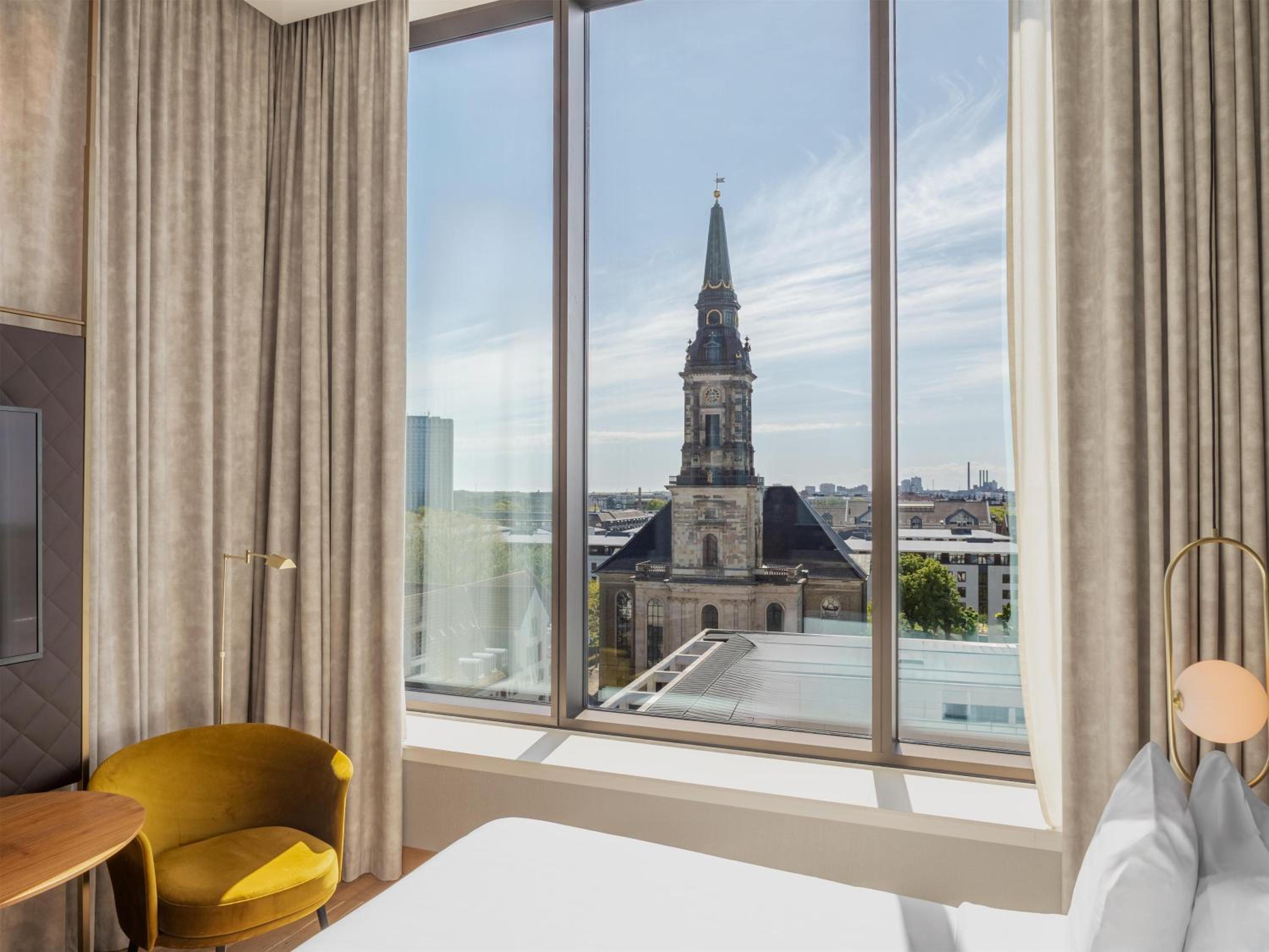 Premium Corner Room with View thumbnail 5