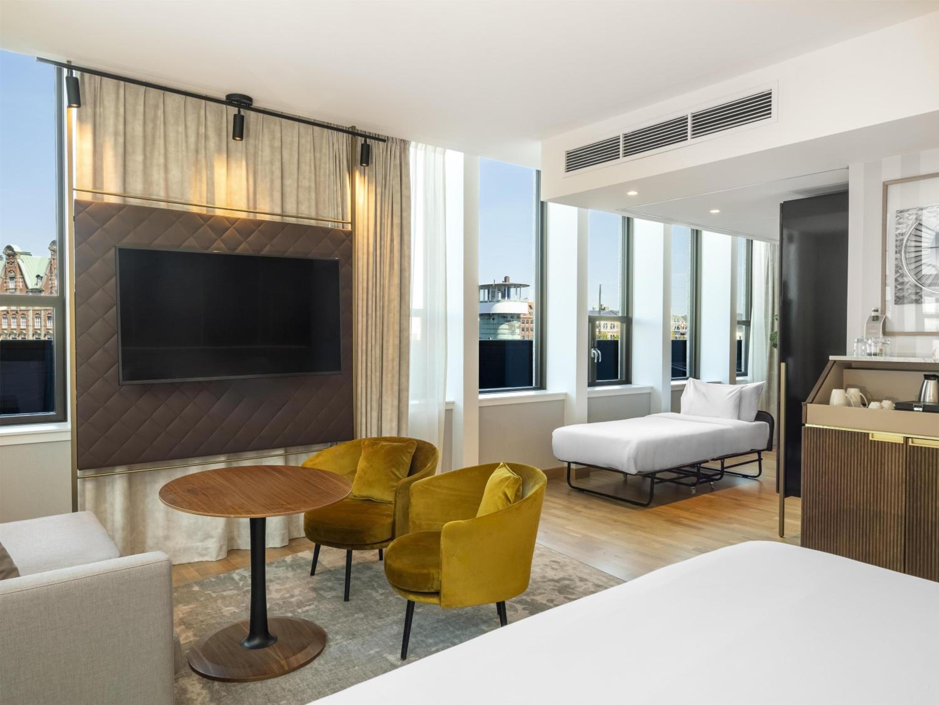 Family Room with Extra Bed thumbnail 6