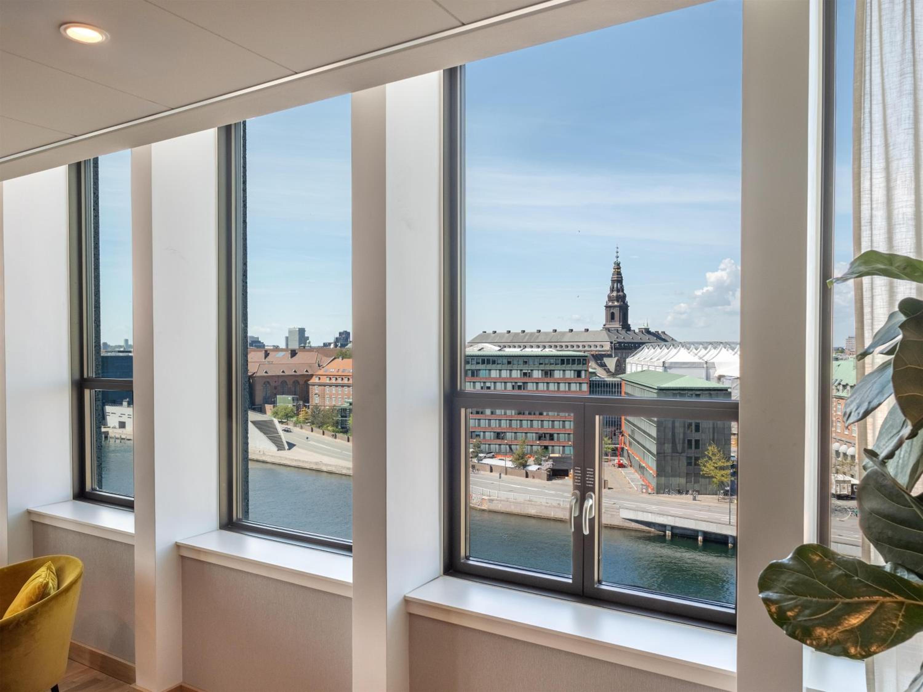 Junior Waterfront Suite with View and Extra Bed (2 Adults + 1 Child) thumbnail 5