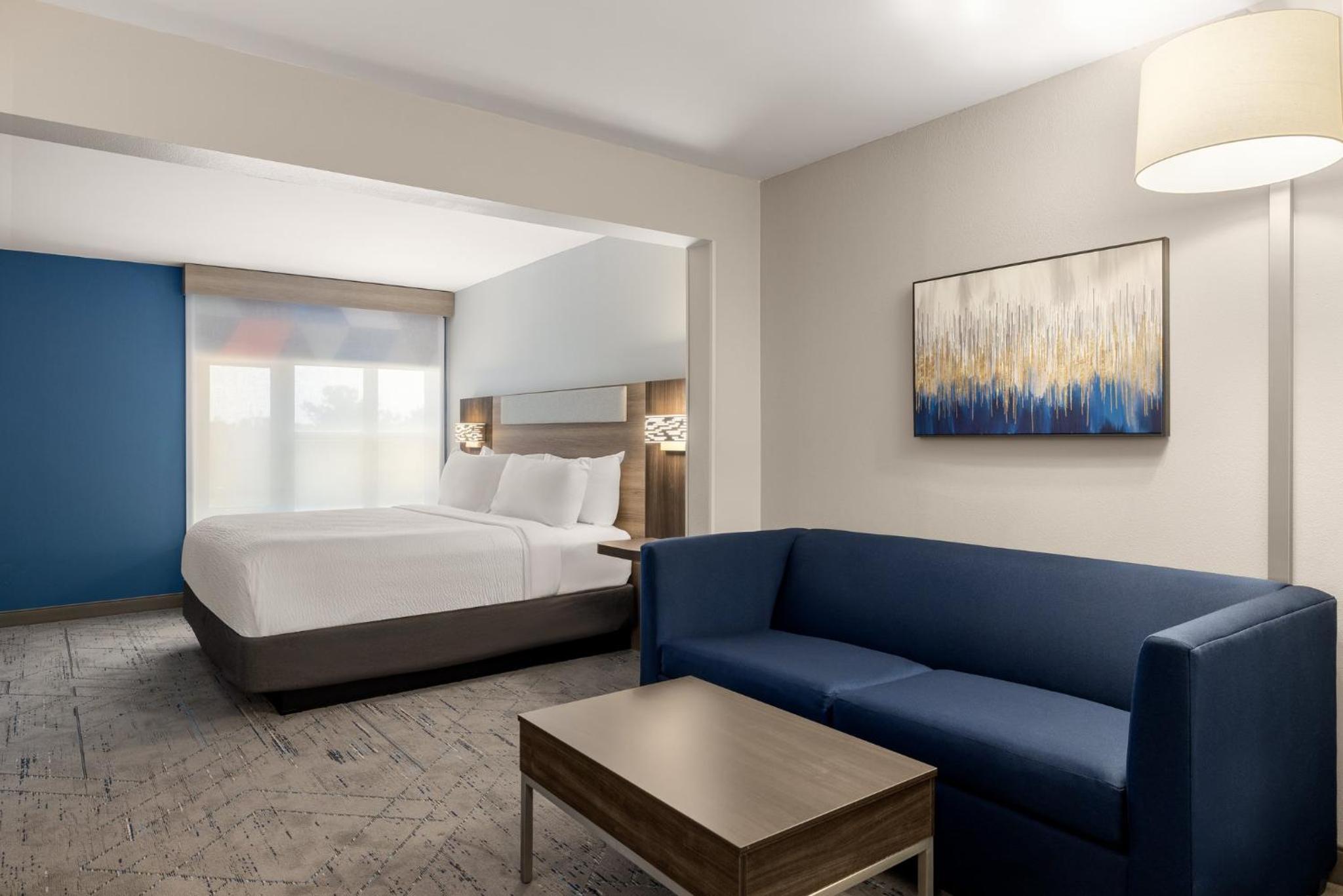 Standard King Room with Sofa Bed - Photo 1