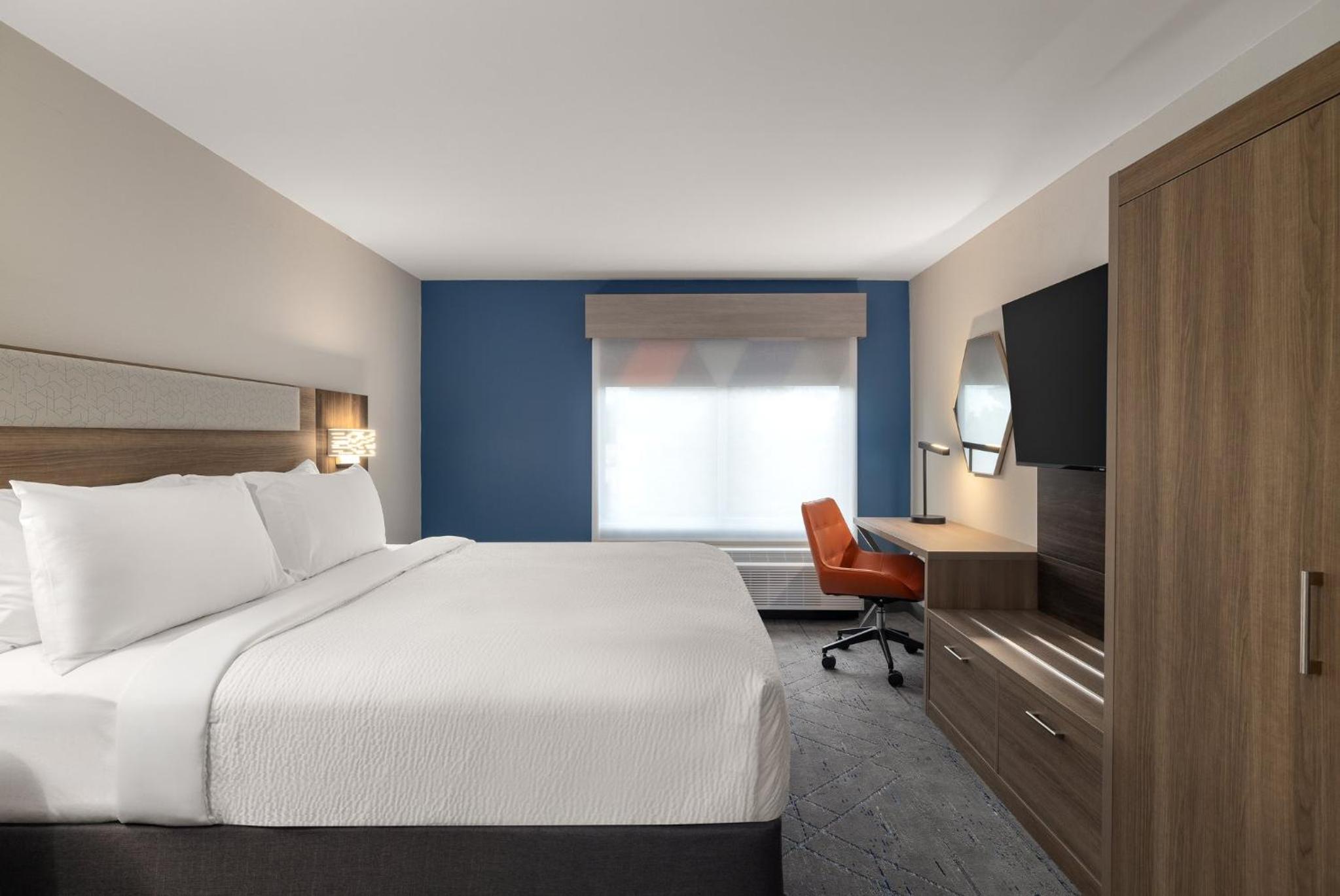 Standard King Room with Sofa Bed - Photo 2