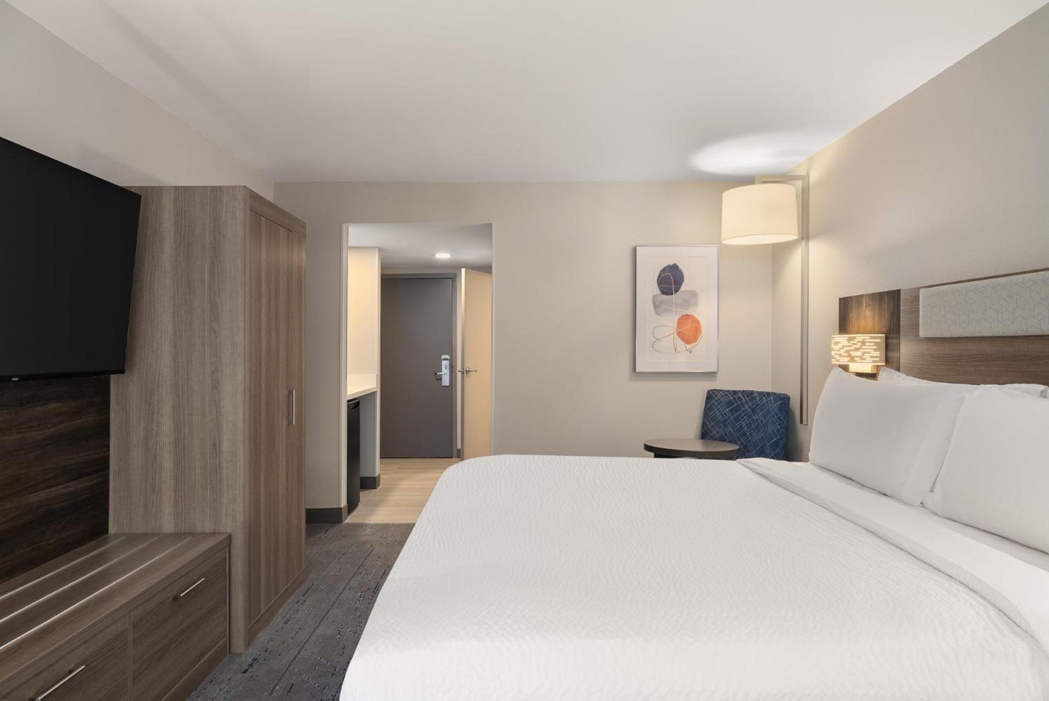 Standard King Room with Sofa Bed - Photo 4