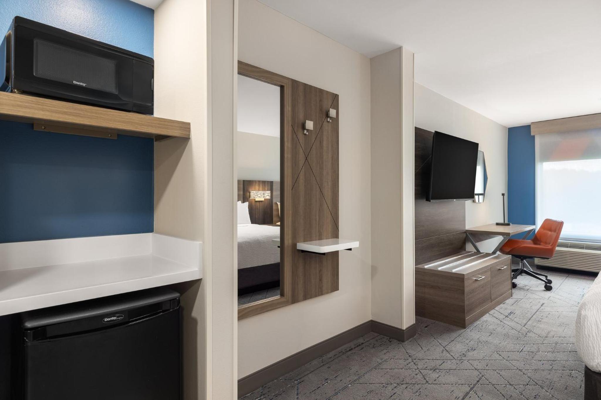 Standard King Room with Sofa Bed - Photo 5