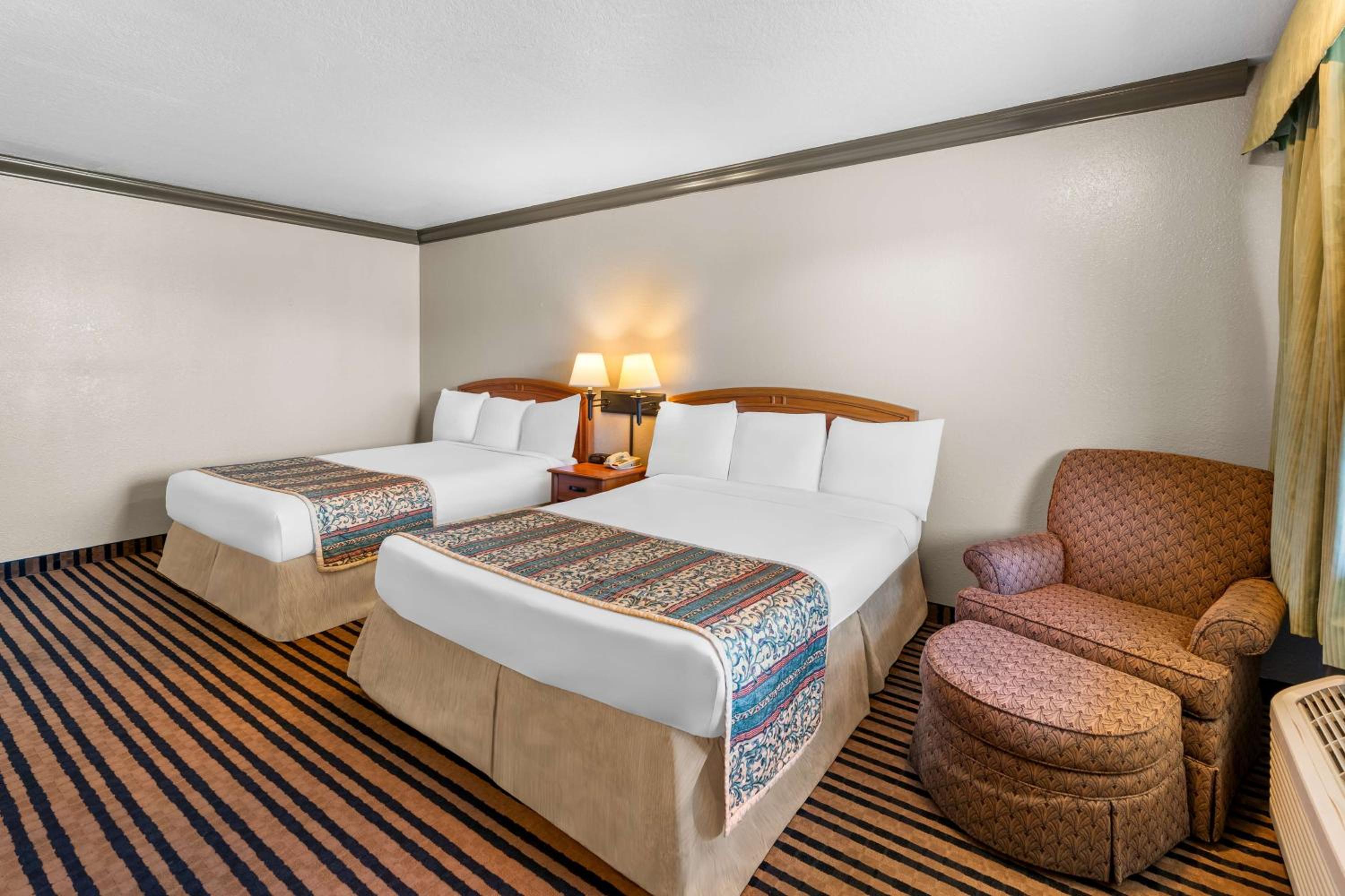 Queen Room with Pool View - Photo 1