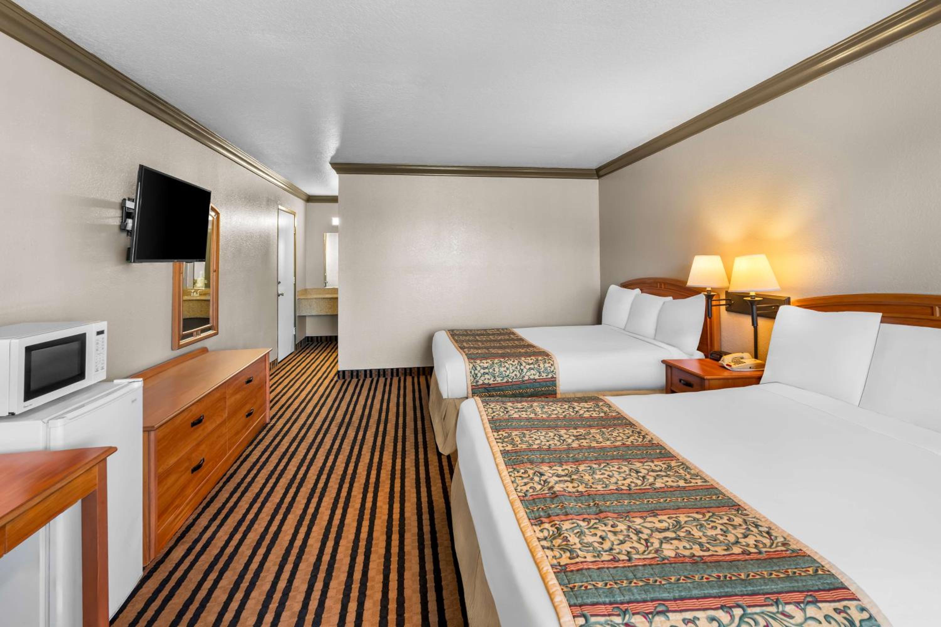 Queen Room with Pool View - Photo 2
