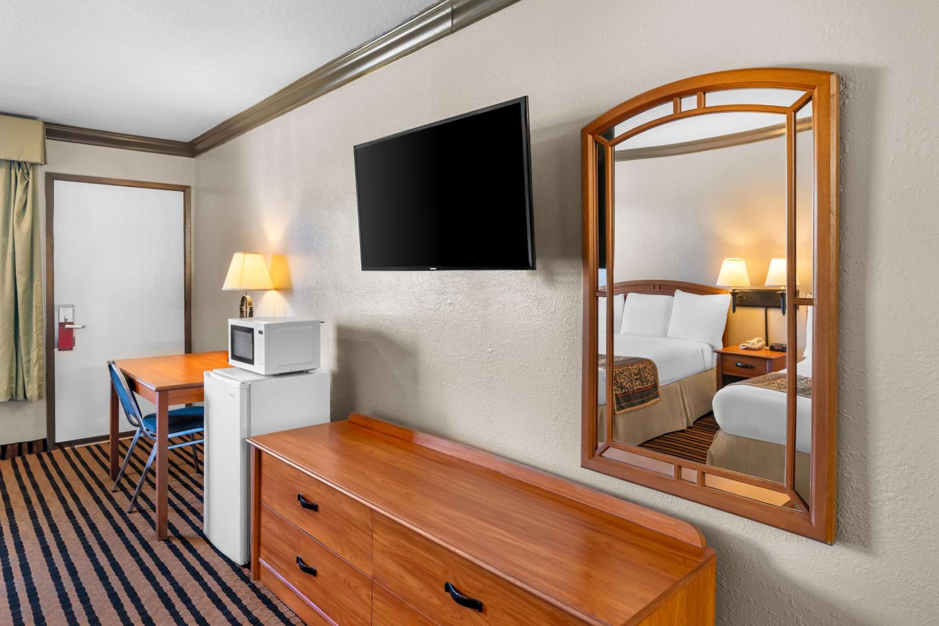 Queen Room with Pool View - Photo 4