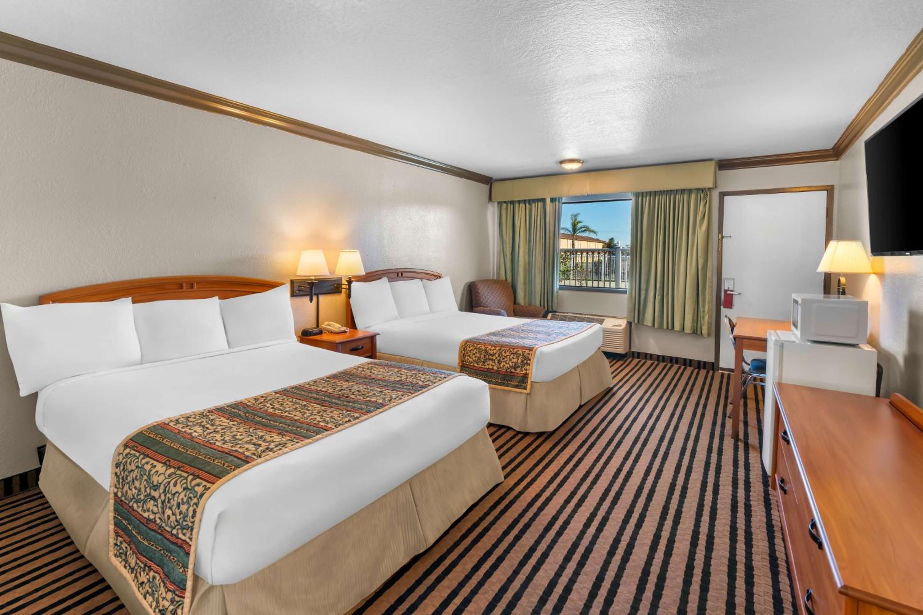 Queen Room with Pool View - Photo 5
