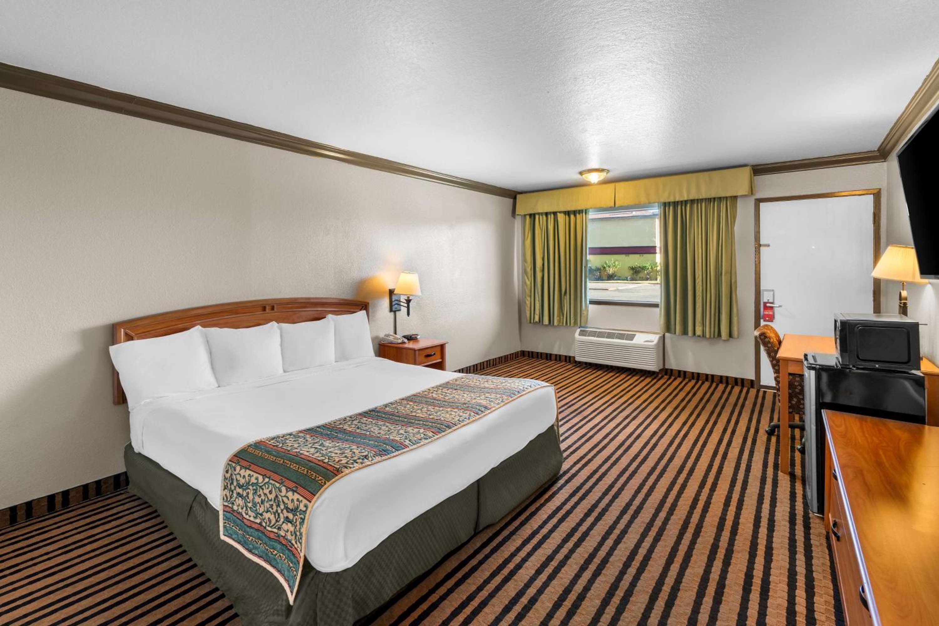 King Room with Pool View - Photo 1