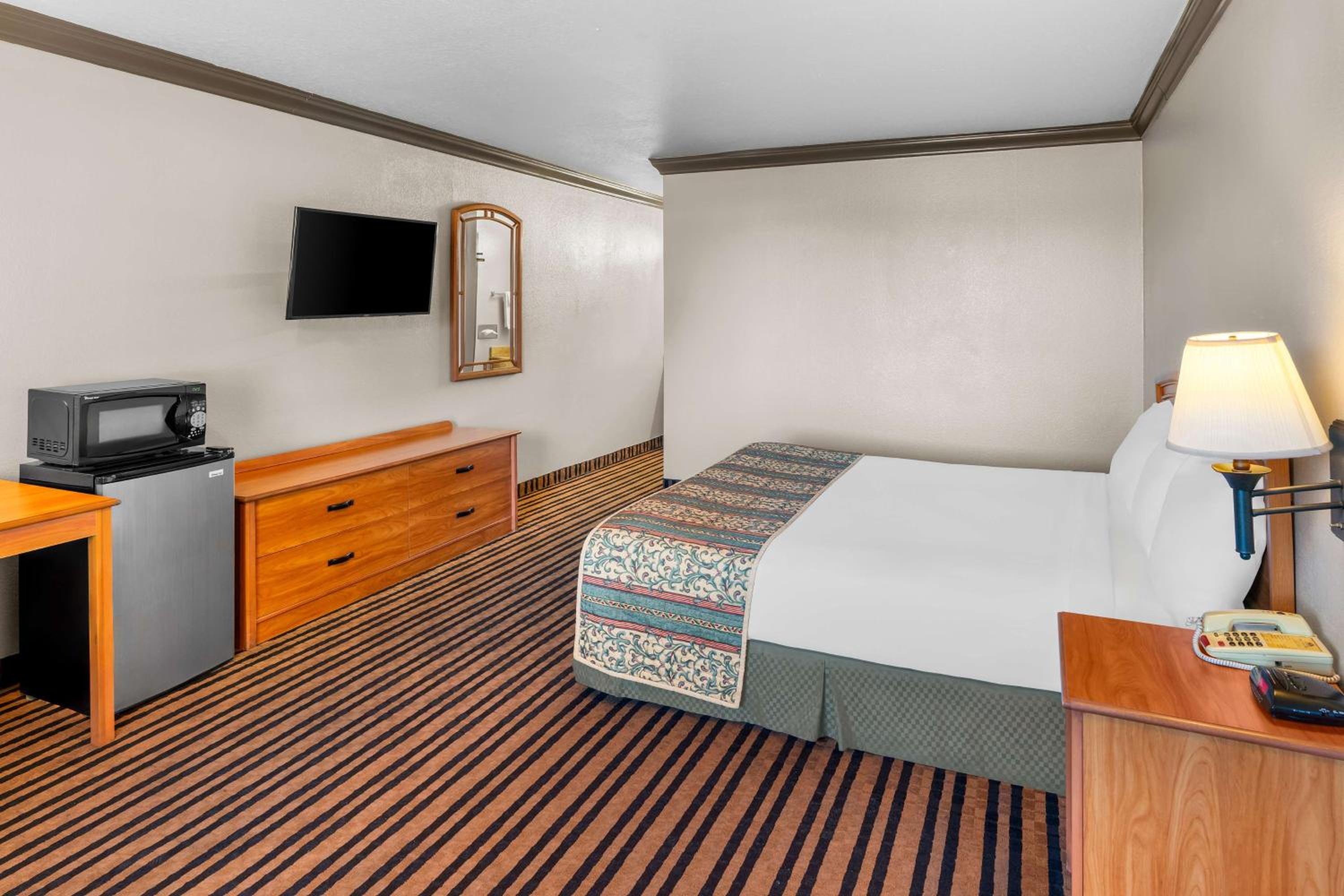 King Room with Pool View - Photo 3