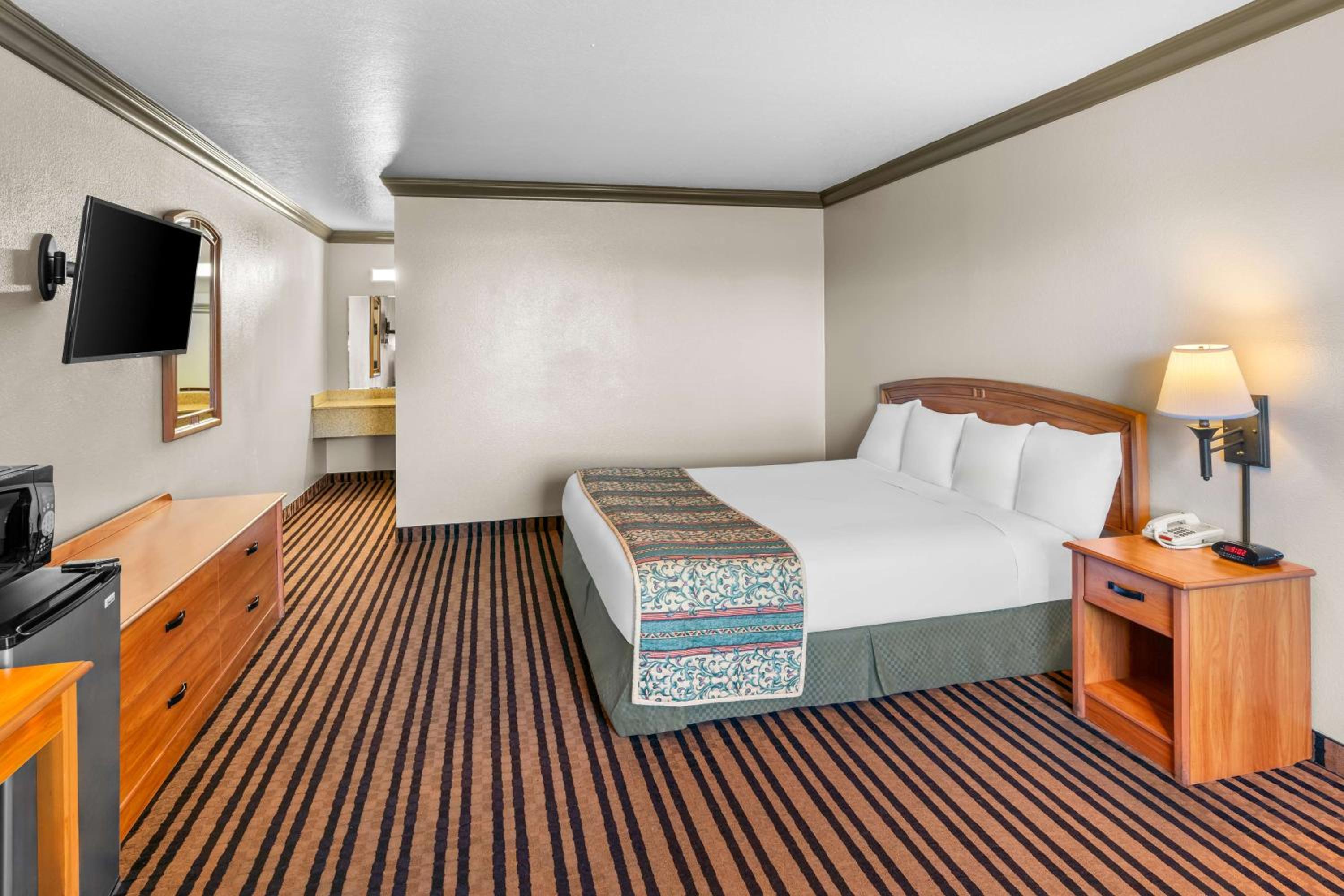 King Room with Pool View - Photo 4