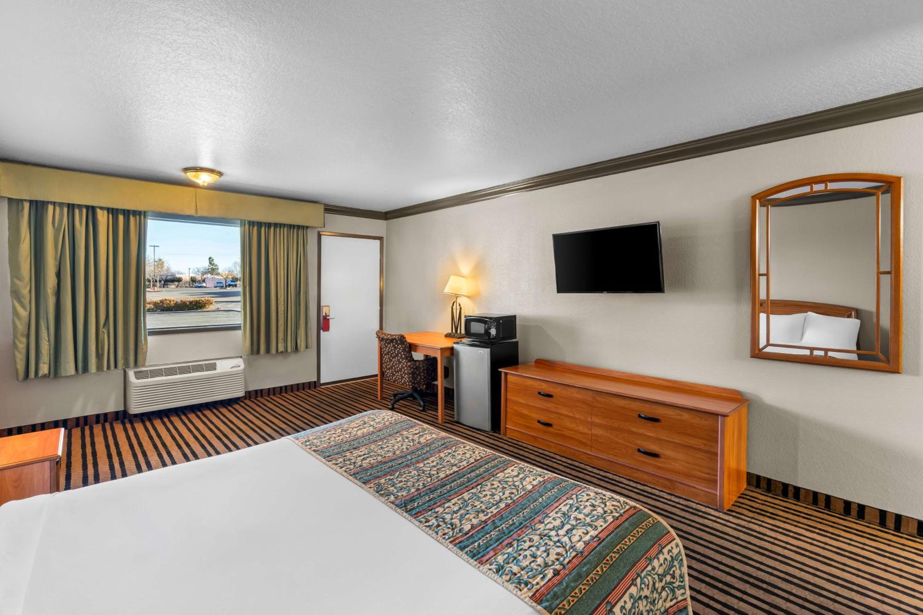 King Room with Pool View - Photo 5