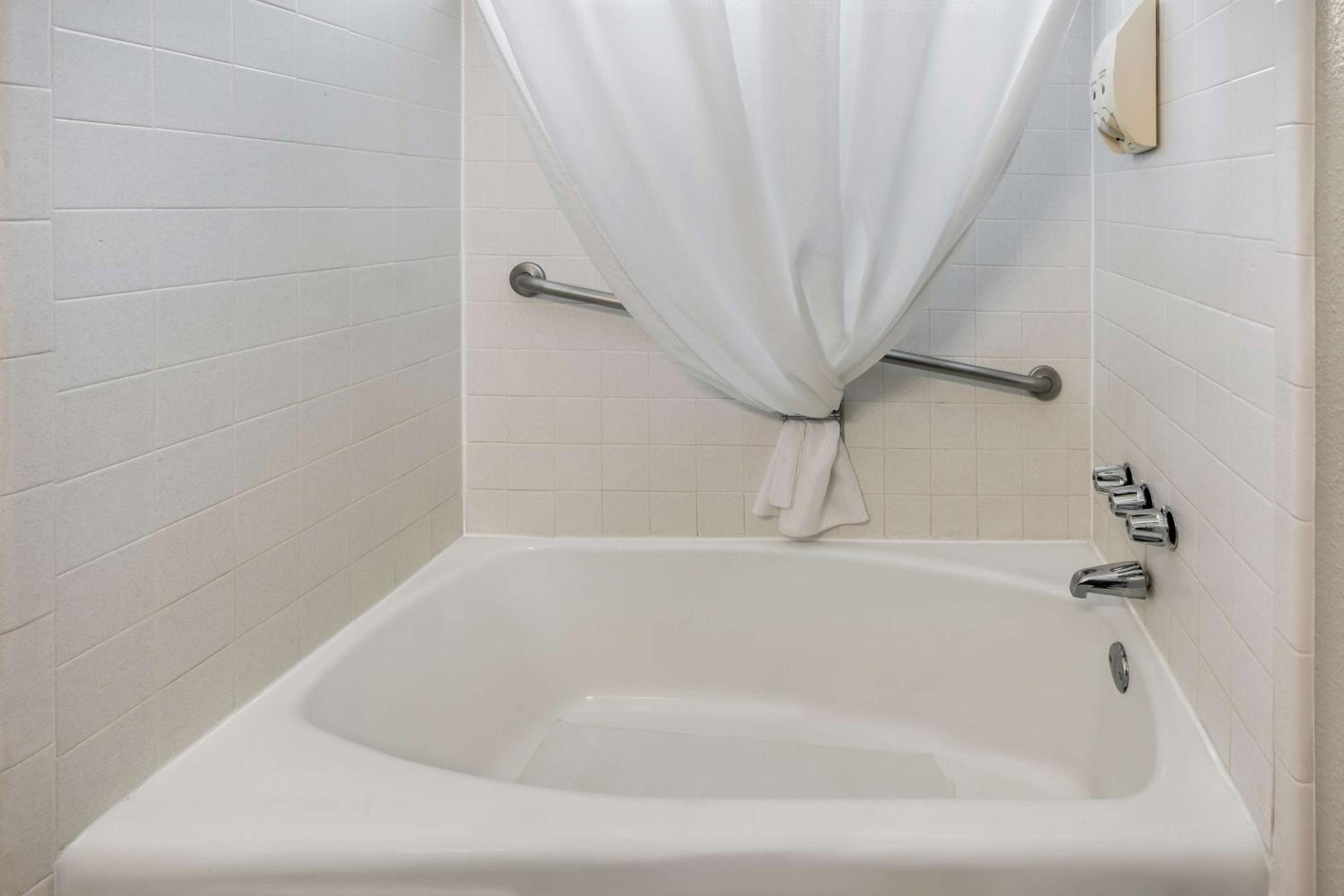 Queen Room with Pool View - Photo 7