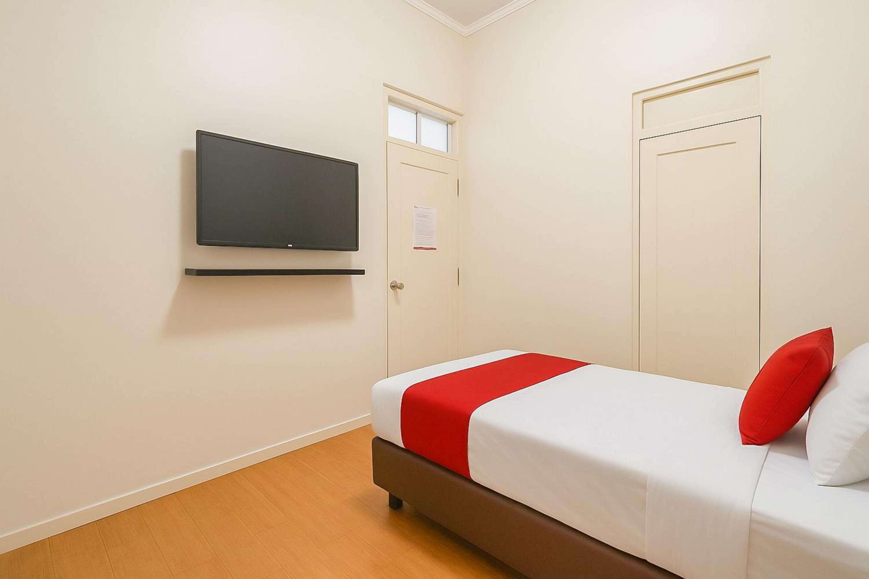 Standard Twin Room - Photo 1
