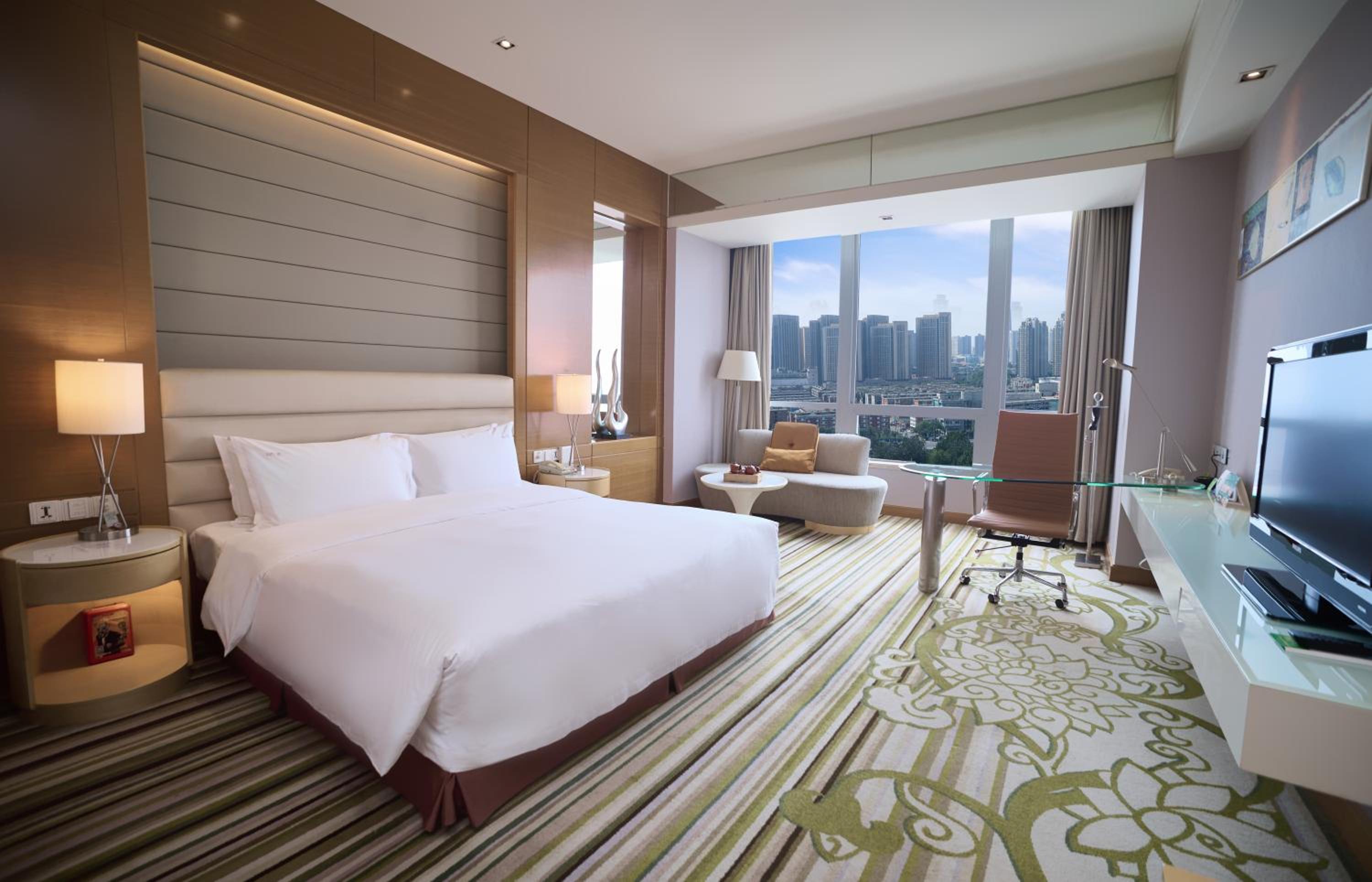 Standard King Room with View - Lounge Access - Photo 2