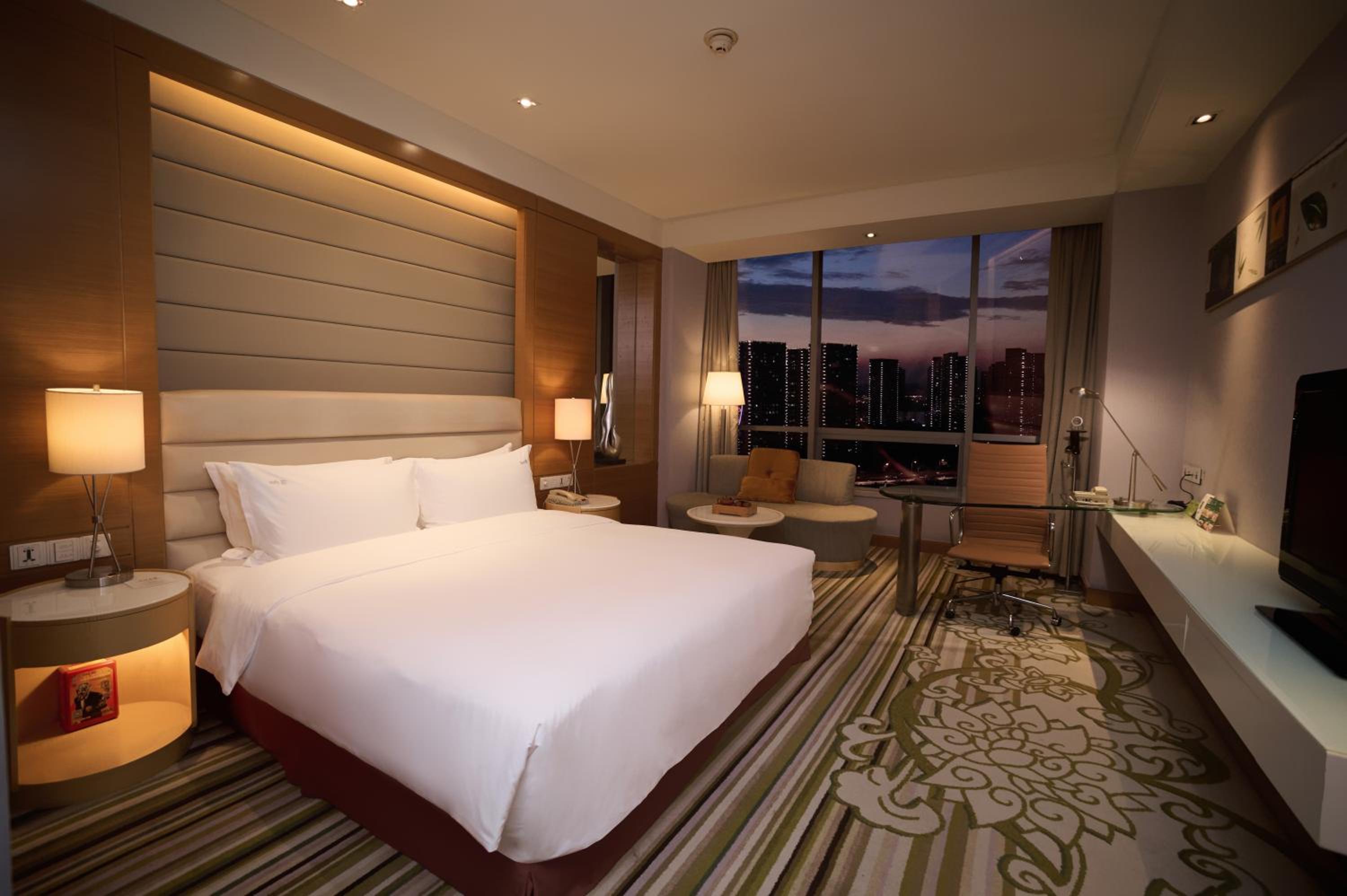 Standard King Room with View - Lounge Access - Photo 1