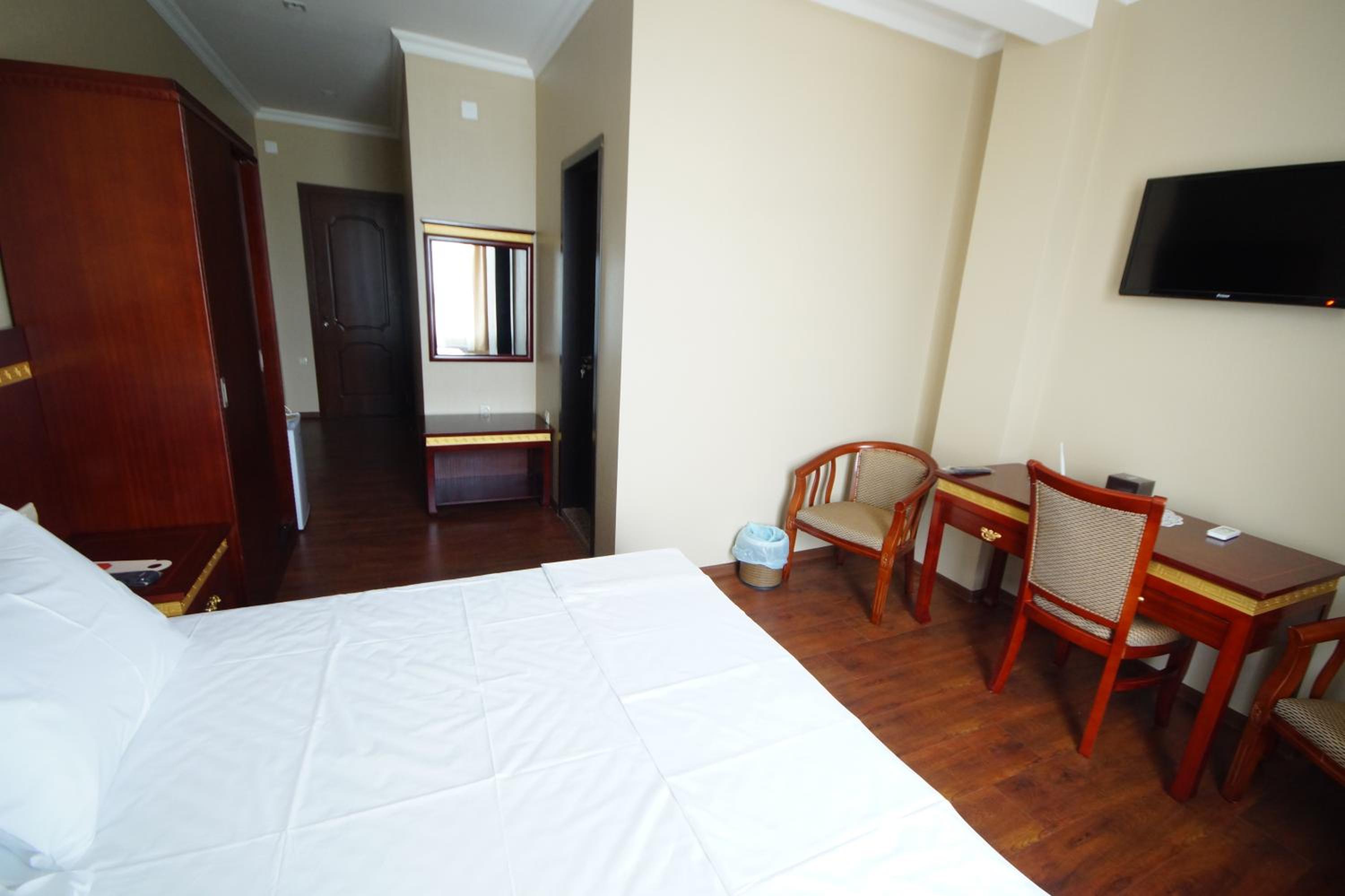 Large Double Room - Photo 2