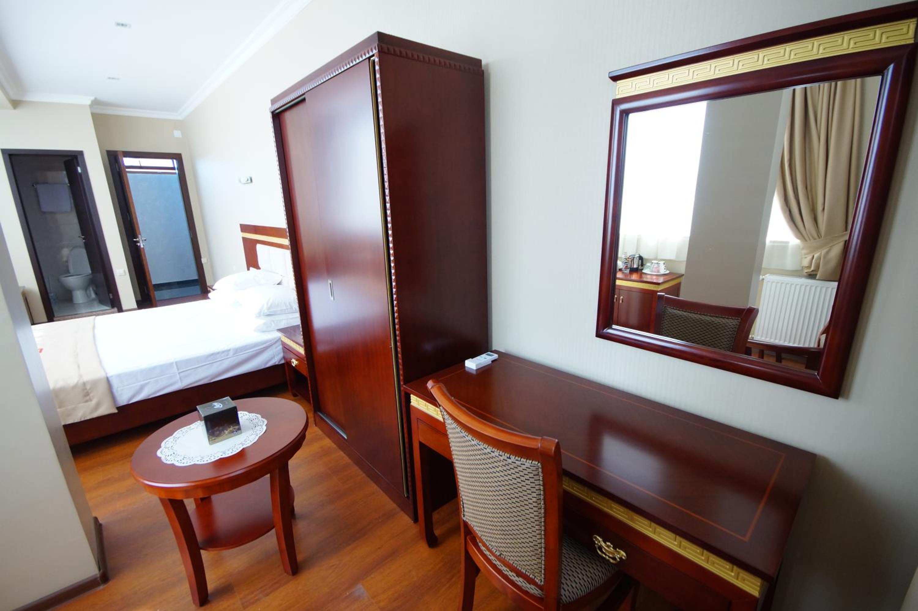 Large Double Room - Photo 4
